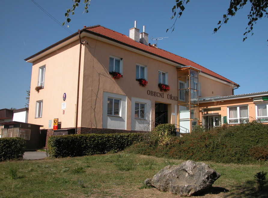 Tmaň - obecní úřad foto 3