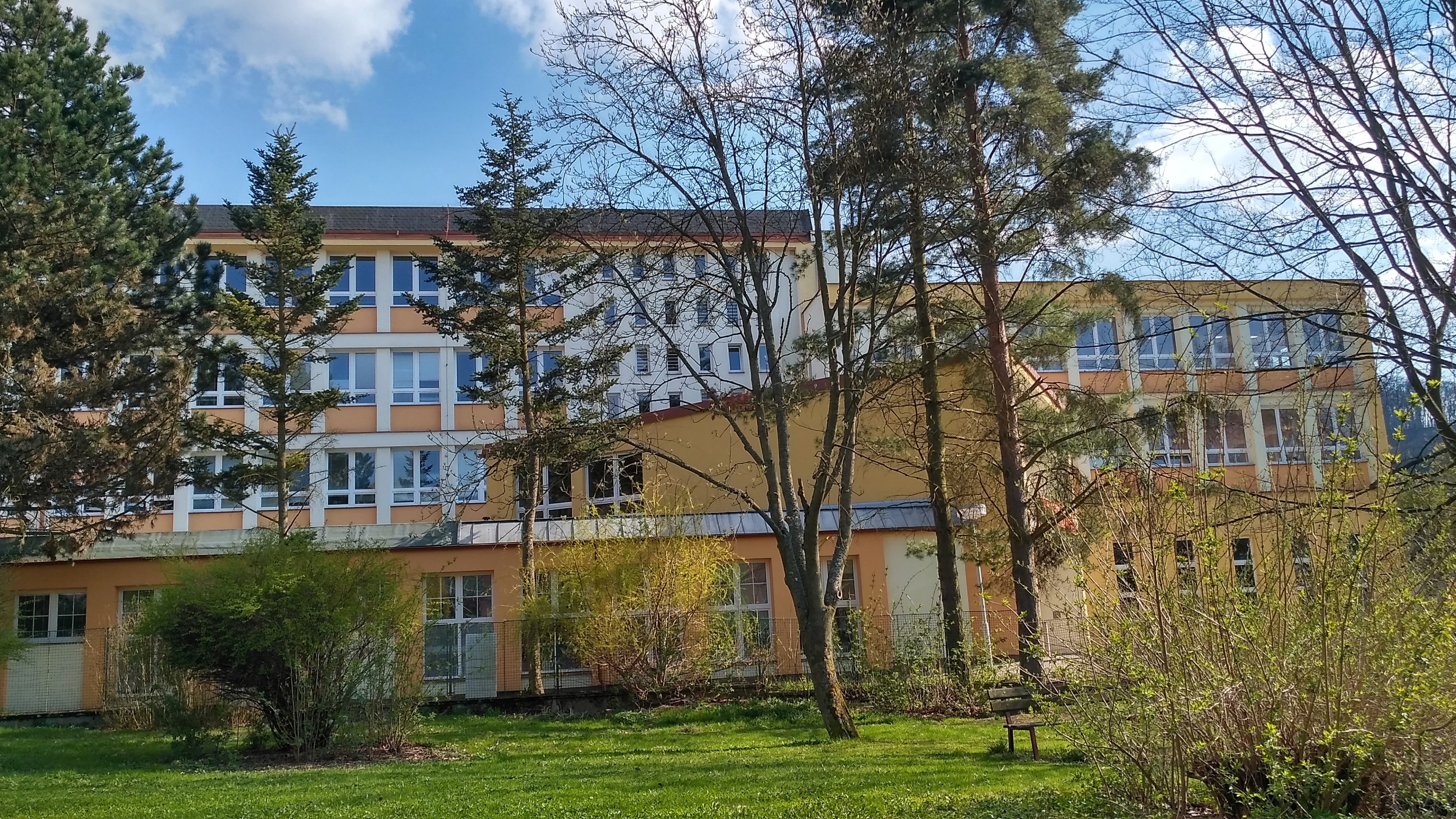 První české gymnázium v Karlových Varech foto 2