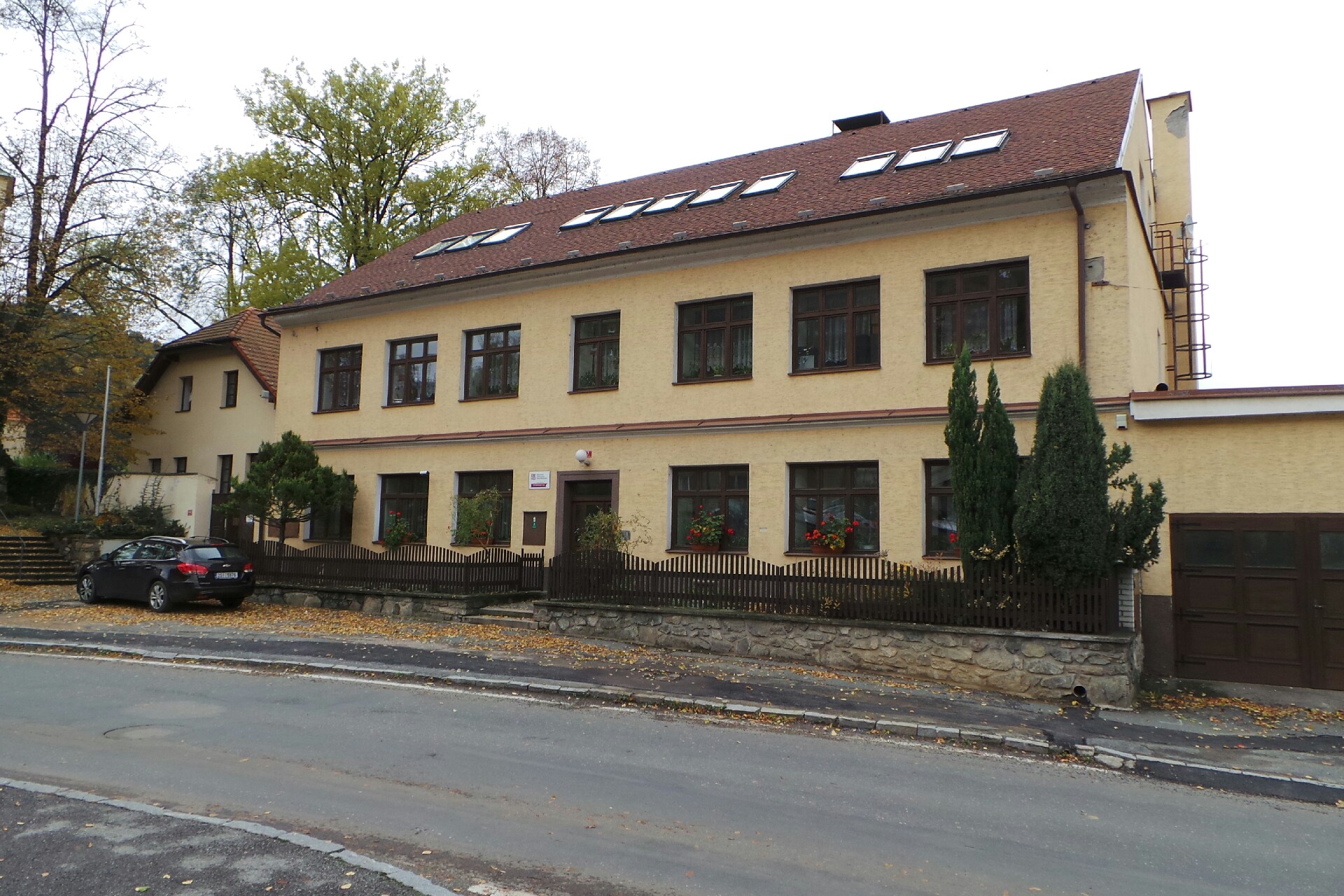 Dětský domov a Školní jídelna, Sázava, Benešovská 7