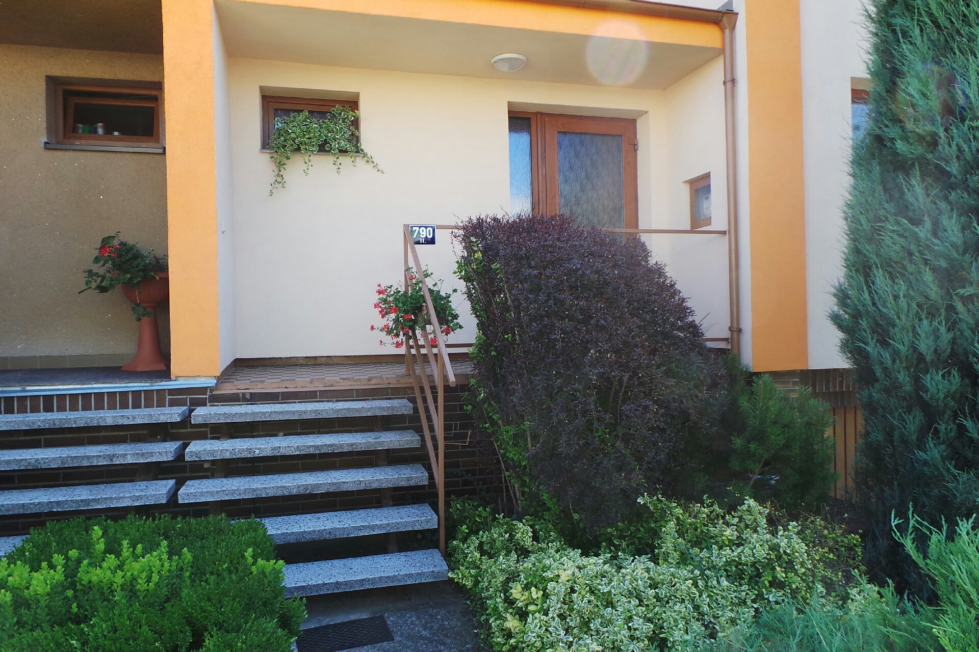 Výroba a montáž madel na zábradlí v panelových domech - Ladislav Kuželka