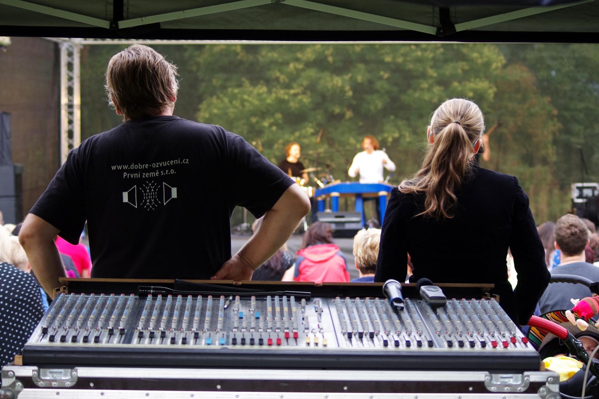 Dobré - ozvučení.cz – zvuk, zvukař, osvětlení, mobilní pódium