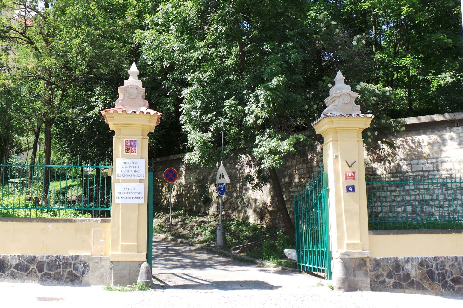 SŠ, ZŠ a MŠ pro sluchově postižené, Praha 5, Holečkova 4