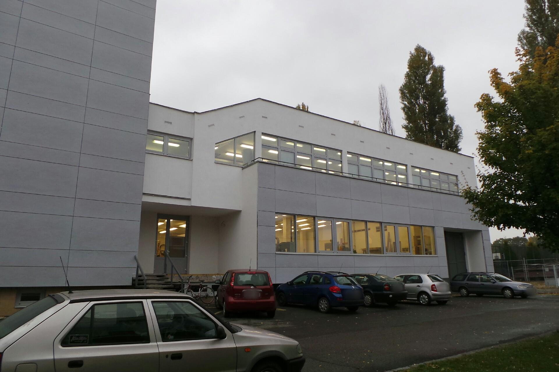 Střední uměleckoprůmyslová škola hudebních nástrojů a nábytku, Hradec Králové, 17.listopadu 1202