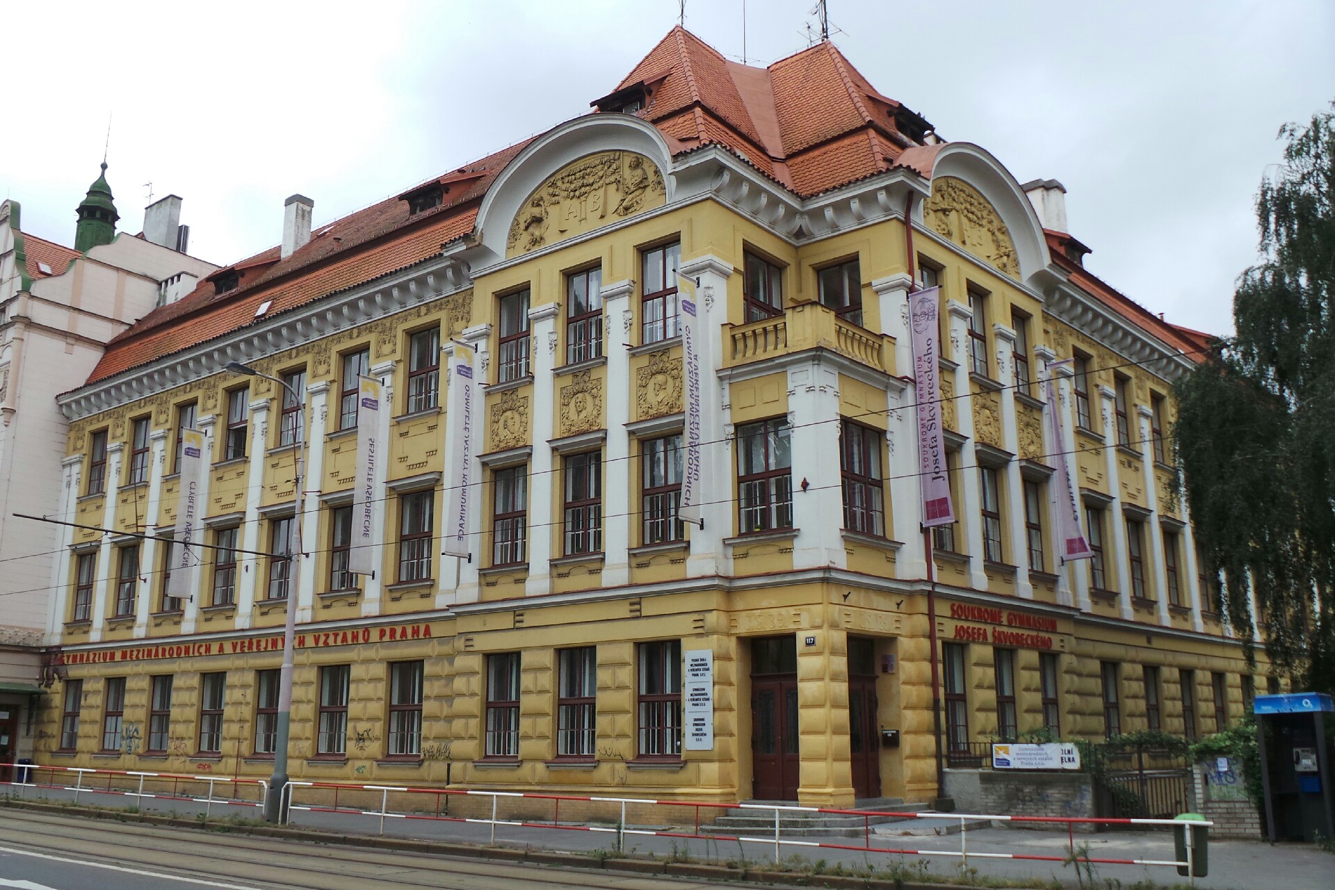 Gymnázium mezinárodních a veřejných vztahů Praha, s.r.o.