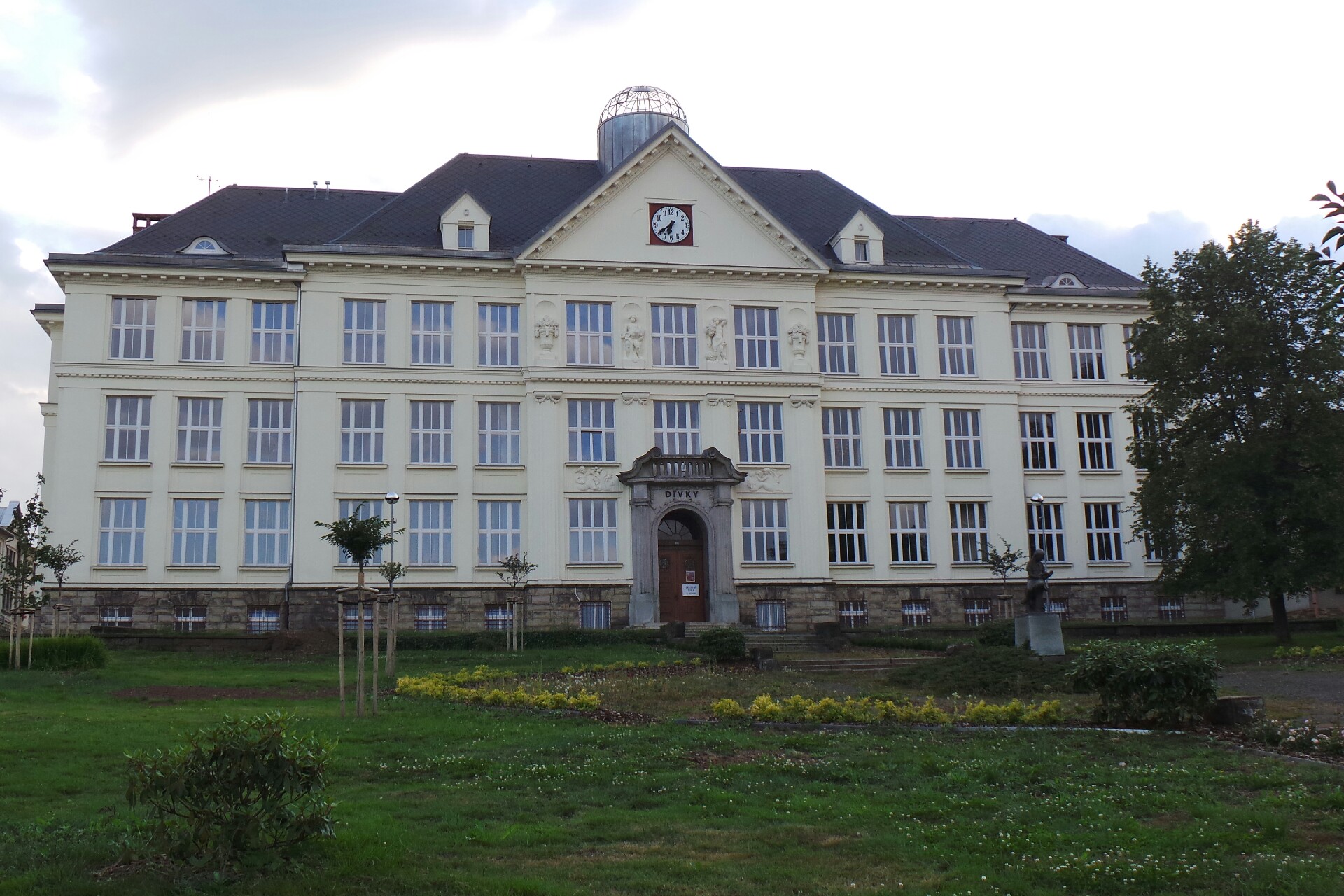 ZŠ praktická a ZŠ speciální Lomnice nad Popelkou