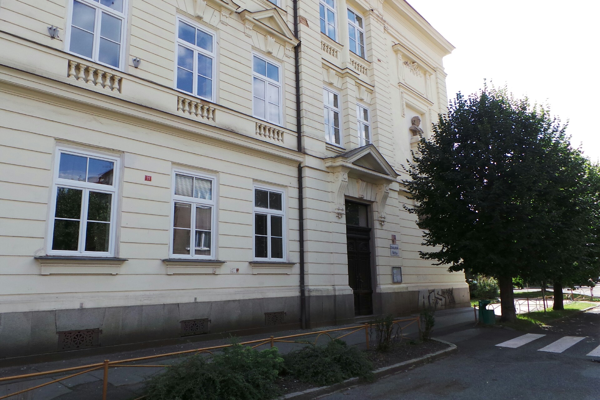 ZŠ Dobříš, Komenského nám.