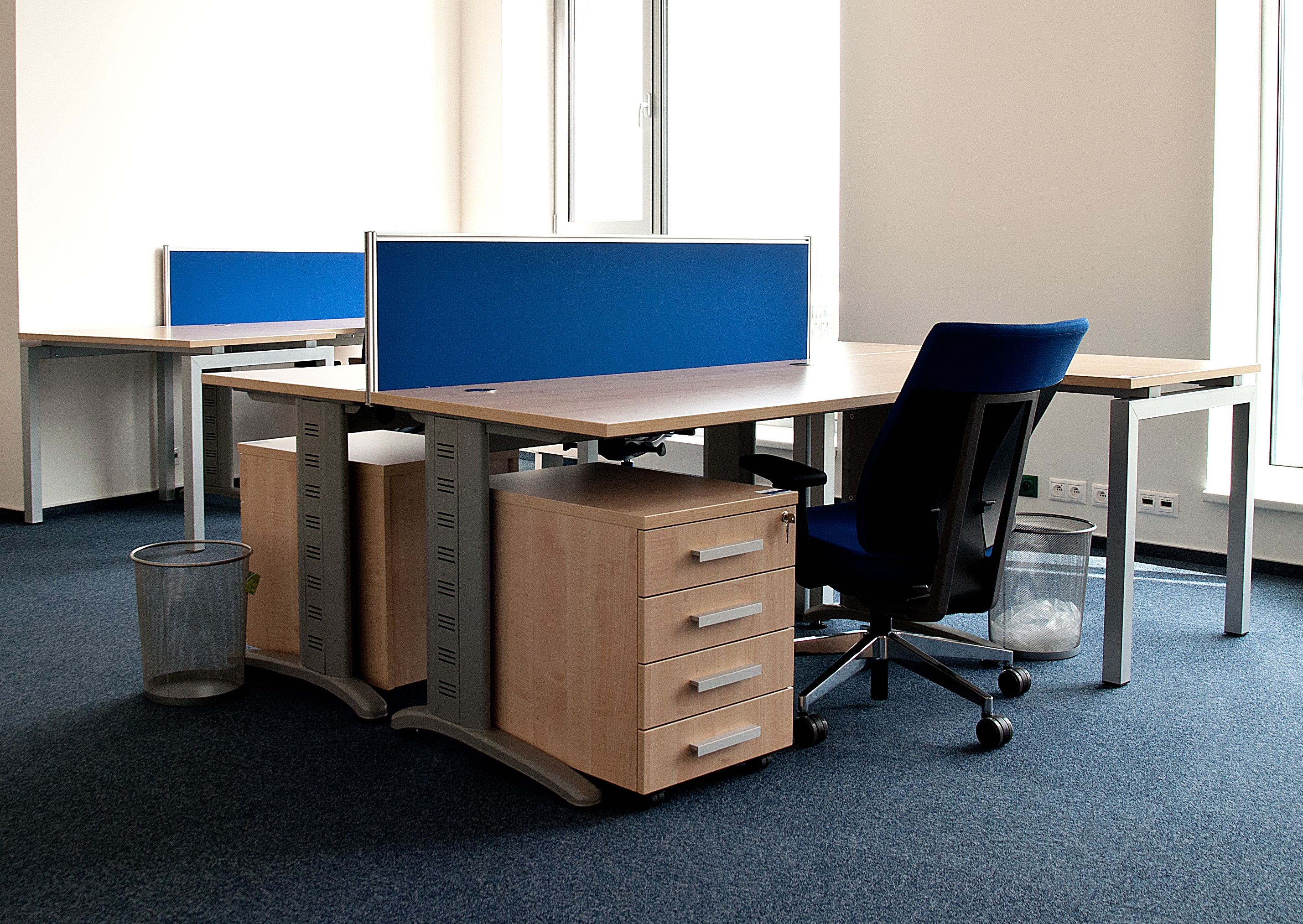 ErgoOffice - truhlářství zakázková výroba nábytku a paravánových systému foto 4