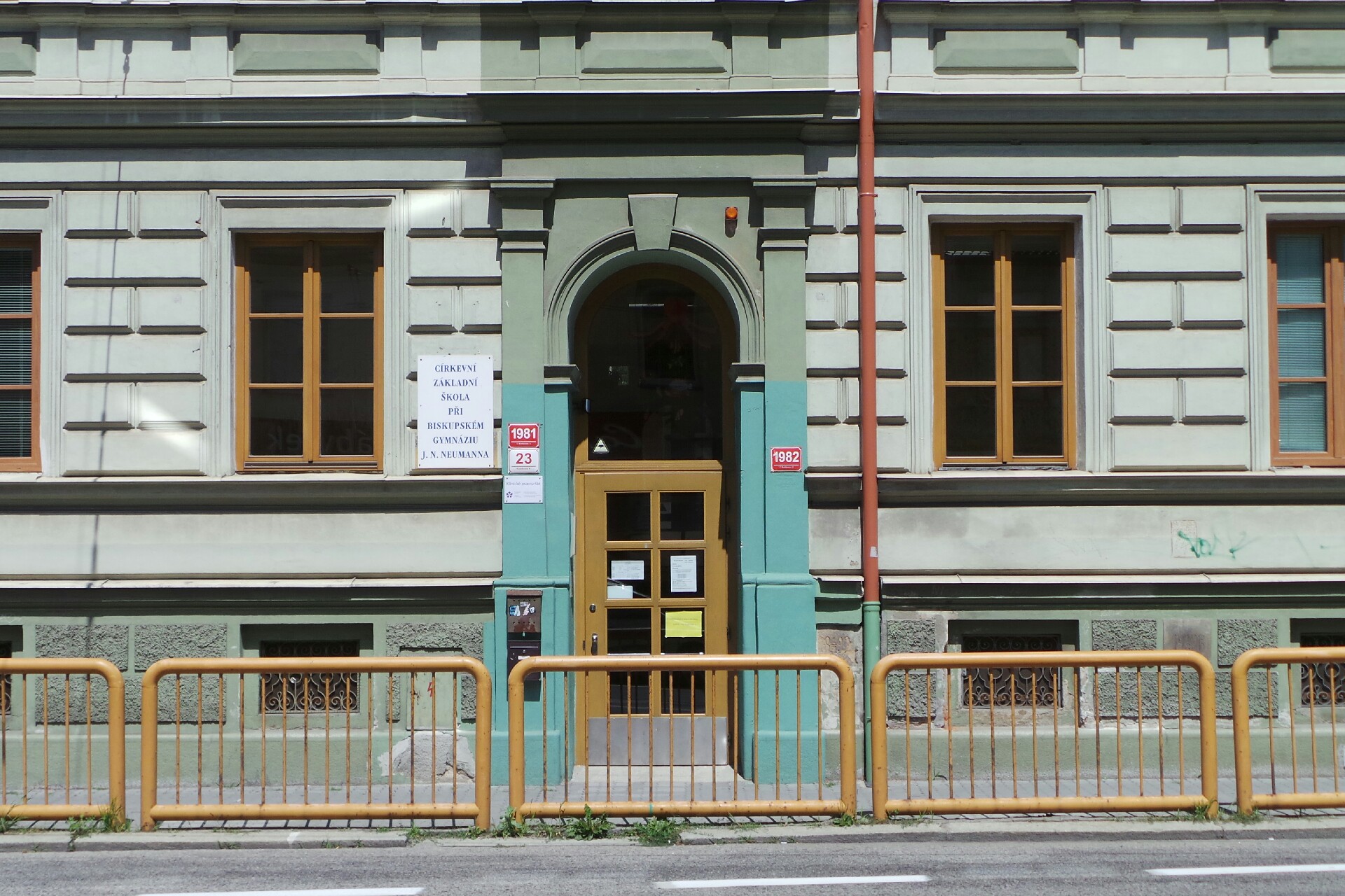 Biskupské gymnázium J. N. Neumanna a Církevní základní škola foto 2