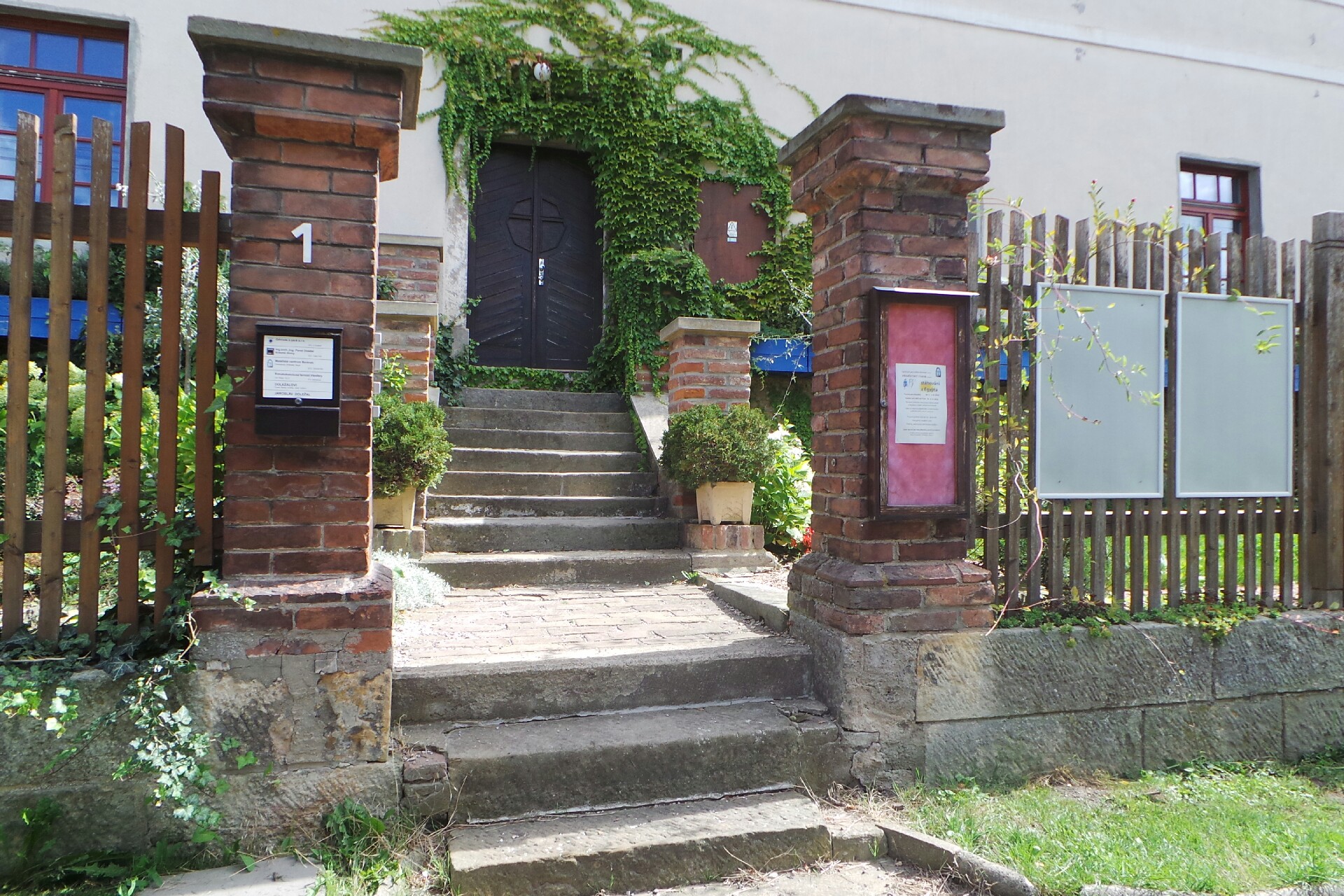 Římskokatolická farnost Všestary