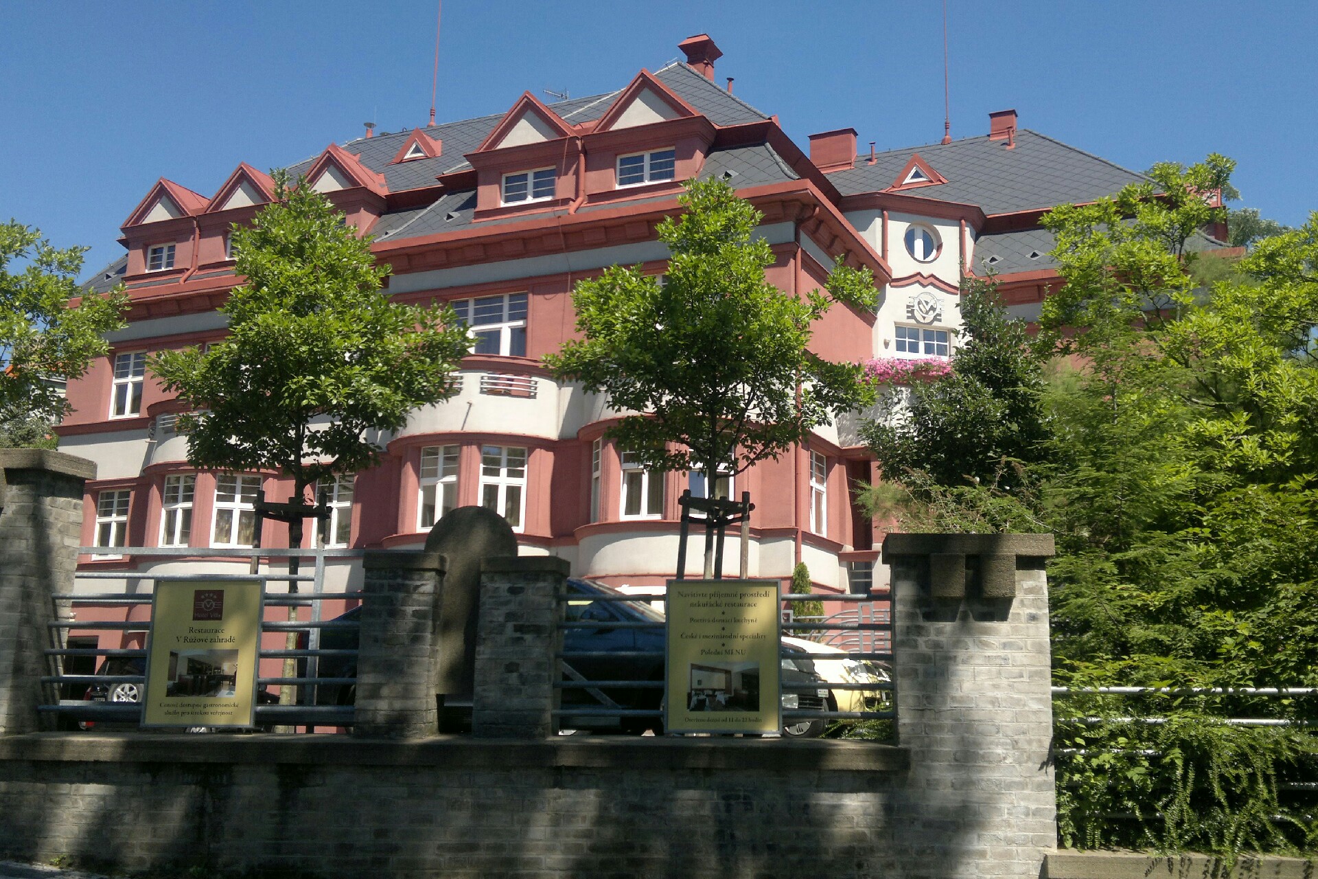 Restaurace V Růžové zahradě foto 2