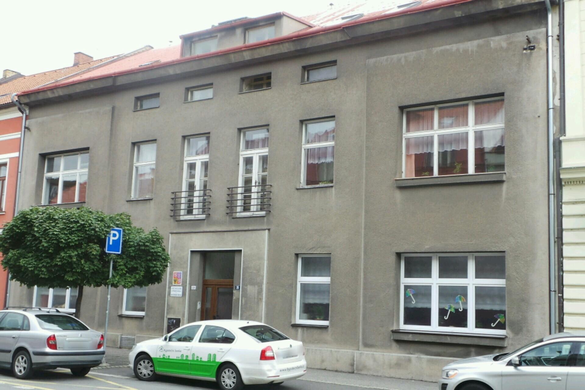 Dvouletá katolická střední škola a mateřská škola