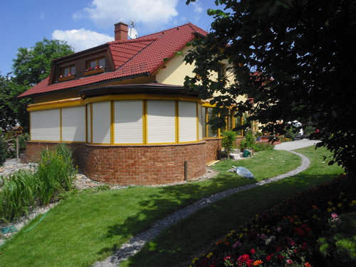 GARONA - garážová vrata, vjezdové brány, předokenní rolety foto 2
