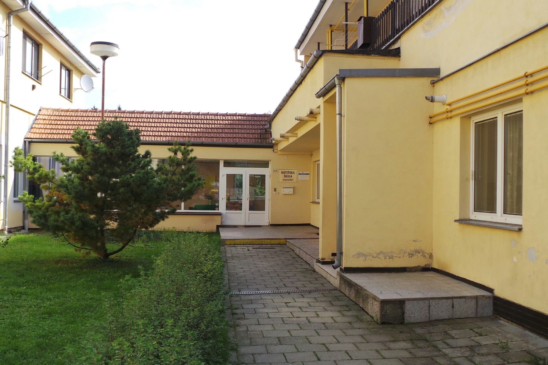 Základní škola nadporučíka letectva Josefa Františka a Mateřská škola Otaslavice