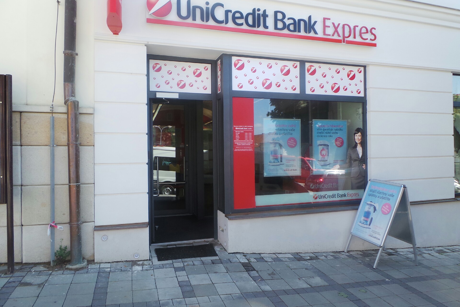 Bankomat UniCredit Bank Czech Republic foto 2