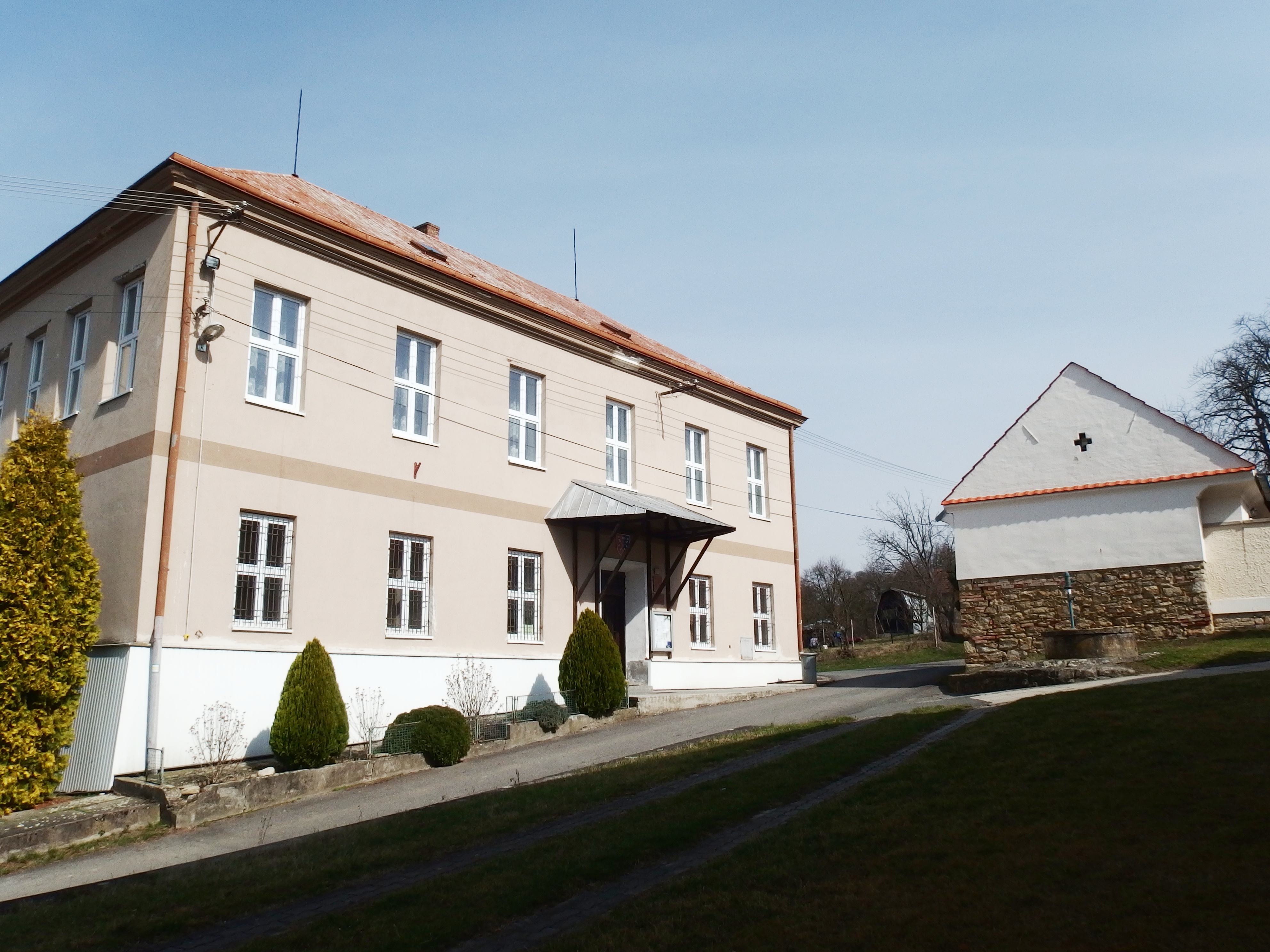 Hoštice - obecní úřad foto 2