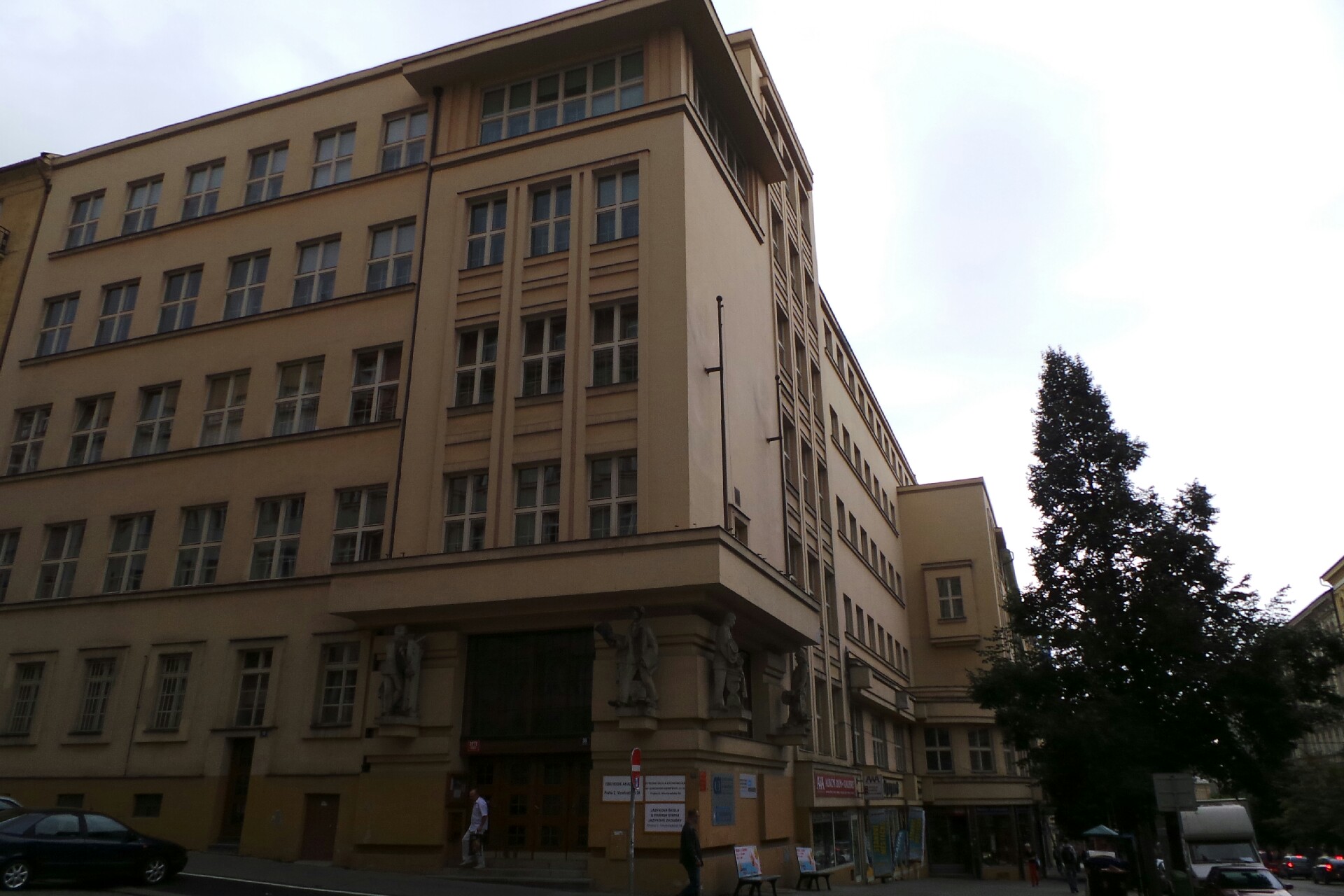 Střední škola ekonomická se sportovním zaměřením, s.r.o.