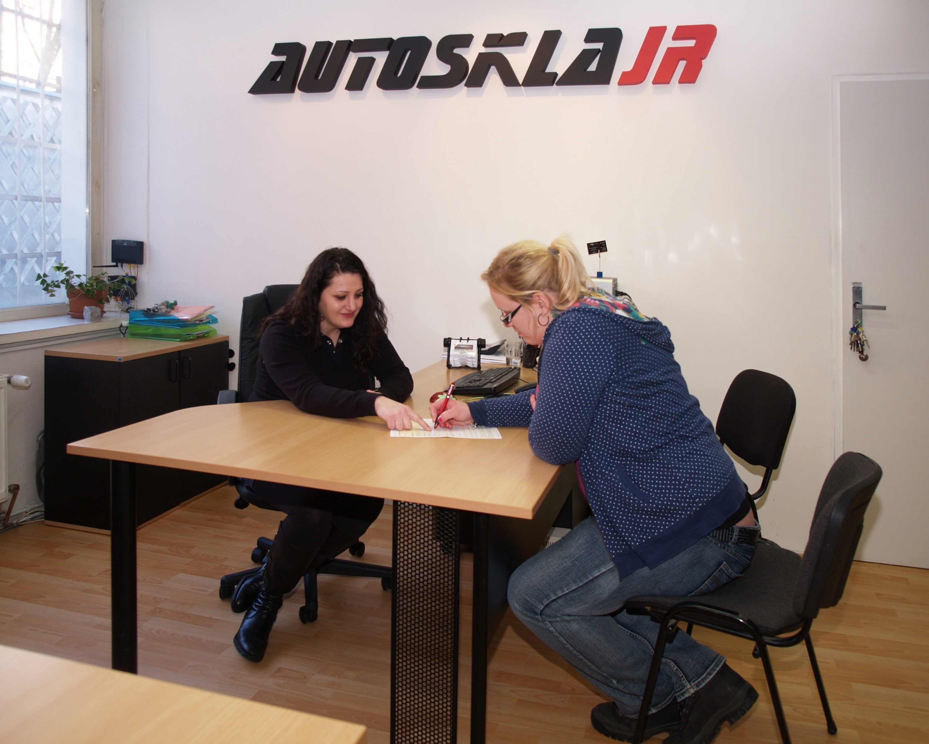 Autoskla JR - autosklo Praha foto 2