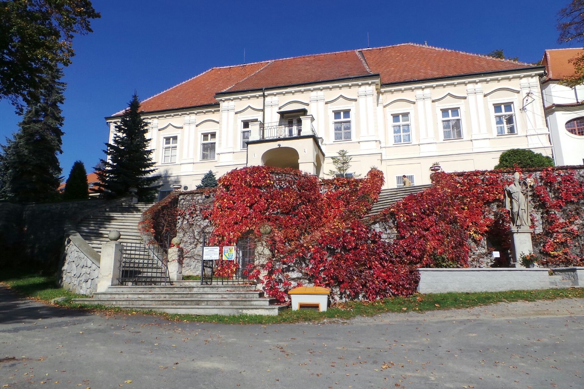 Domov pro seniory Jesenec, příspěvková organizace foto 1