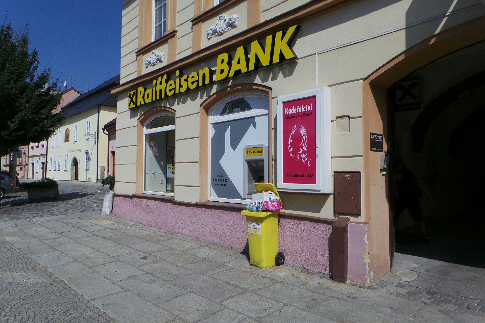 Raiffeisenbank - bankomat