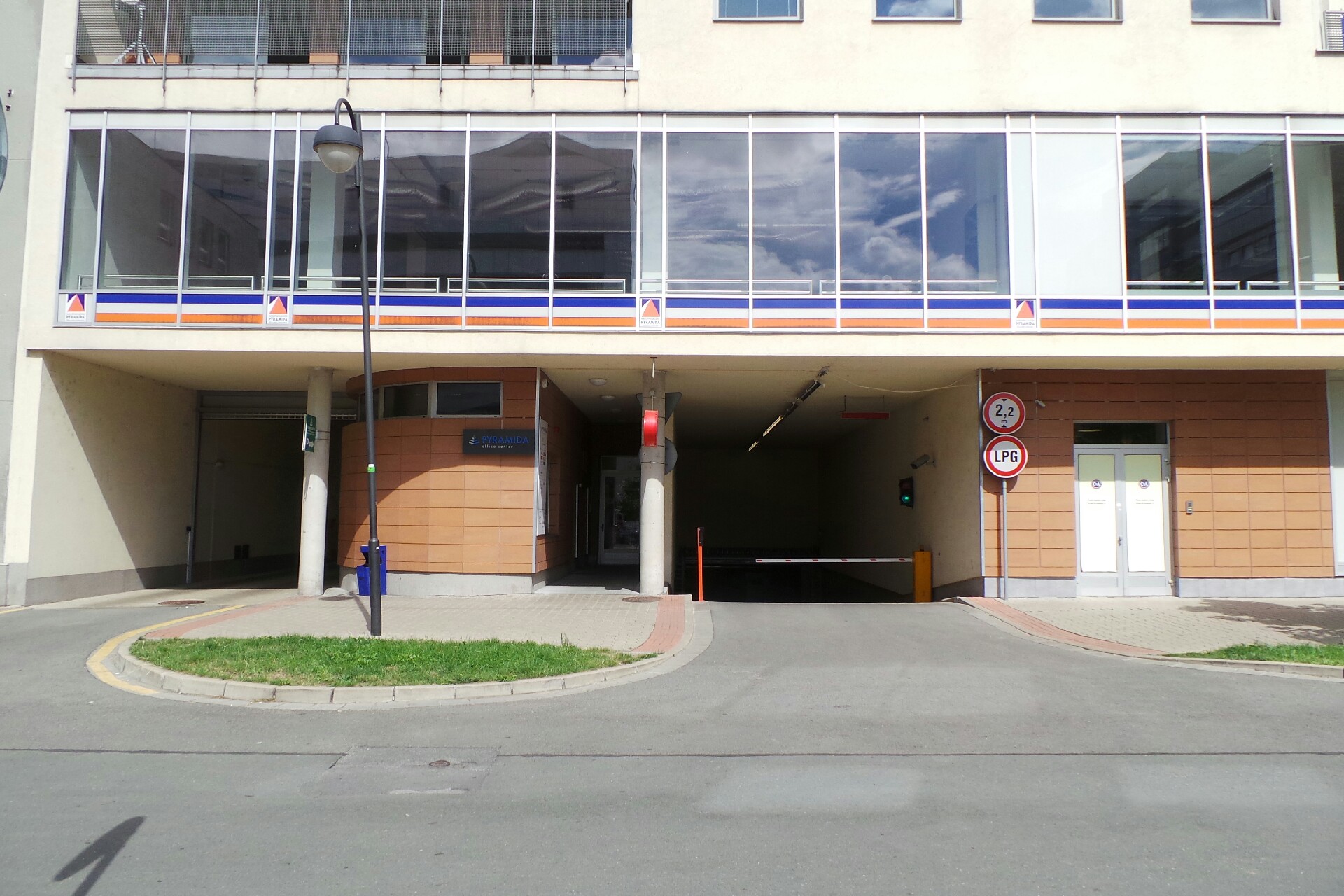 UniCredit Bank Czech Republic and Slovakia, a.s. foto 2