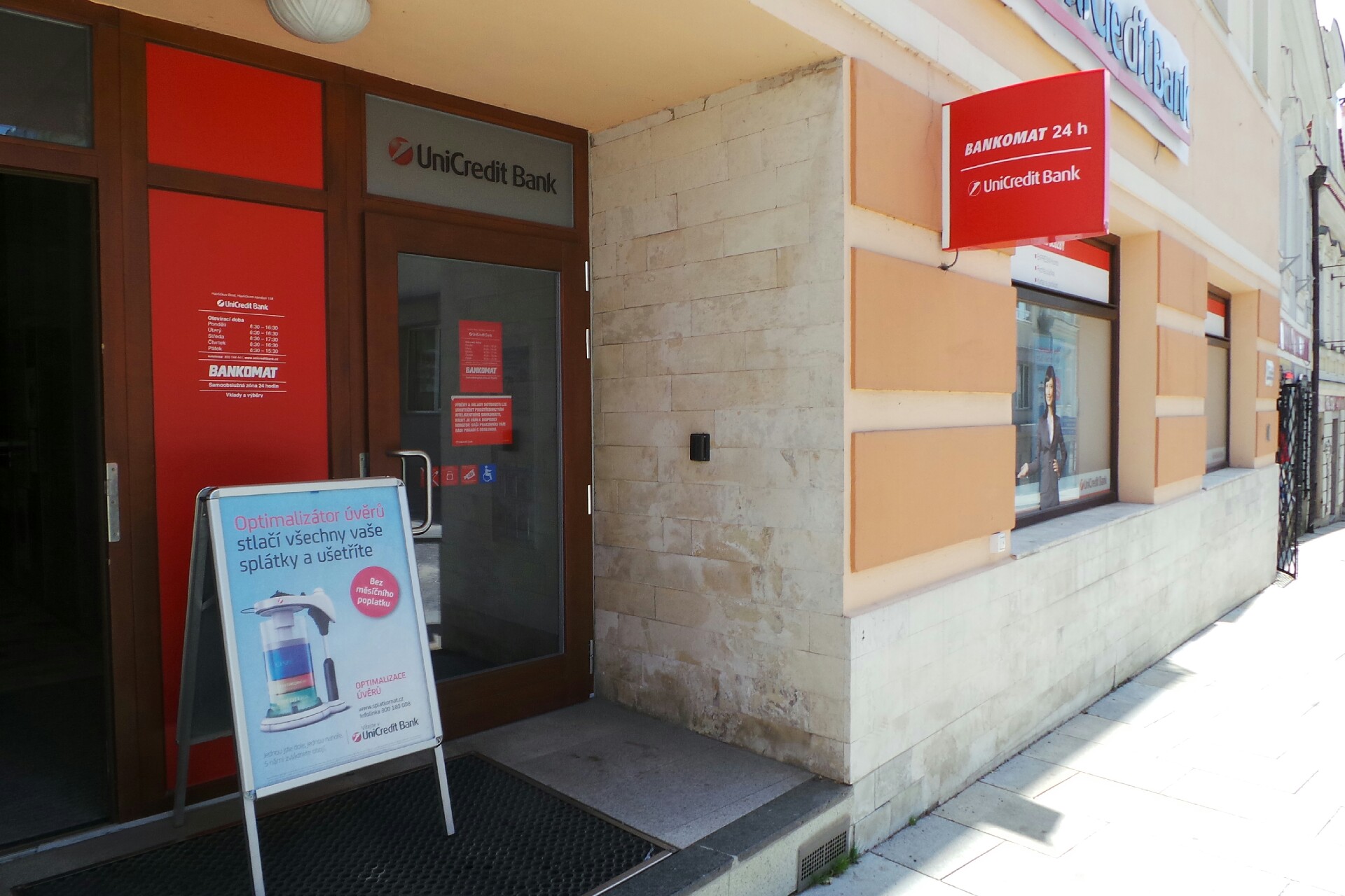 Bankomat UniCredit Bank Czech Republic foto 2