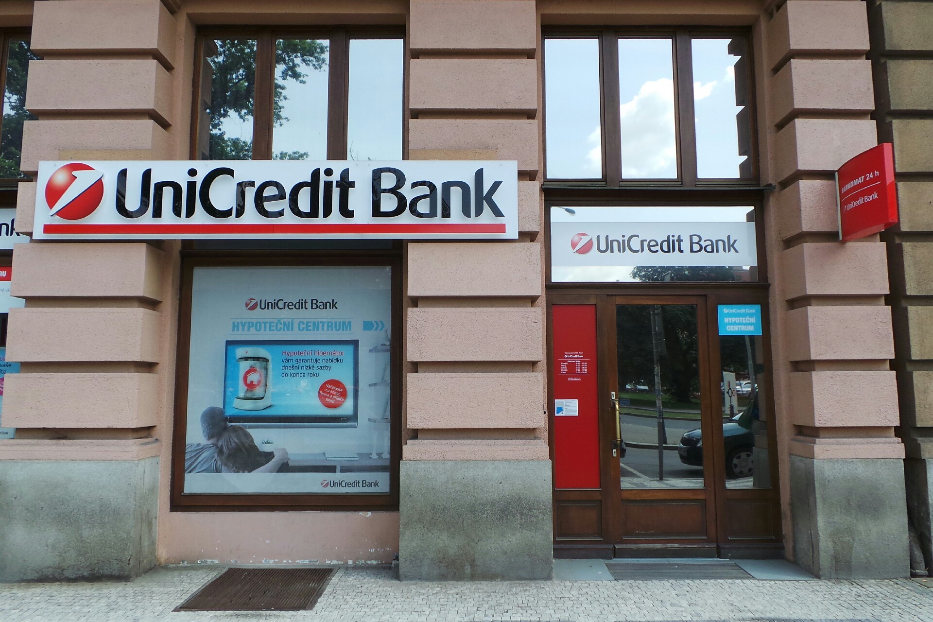 UniCredit Bank Czech Republic and Slovakia, a.s. foto 2