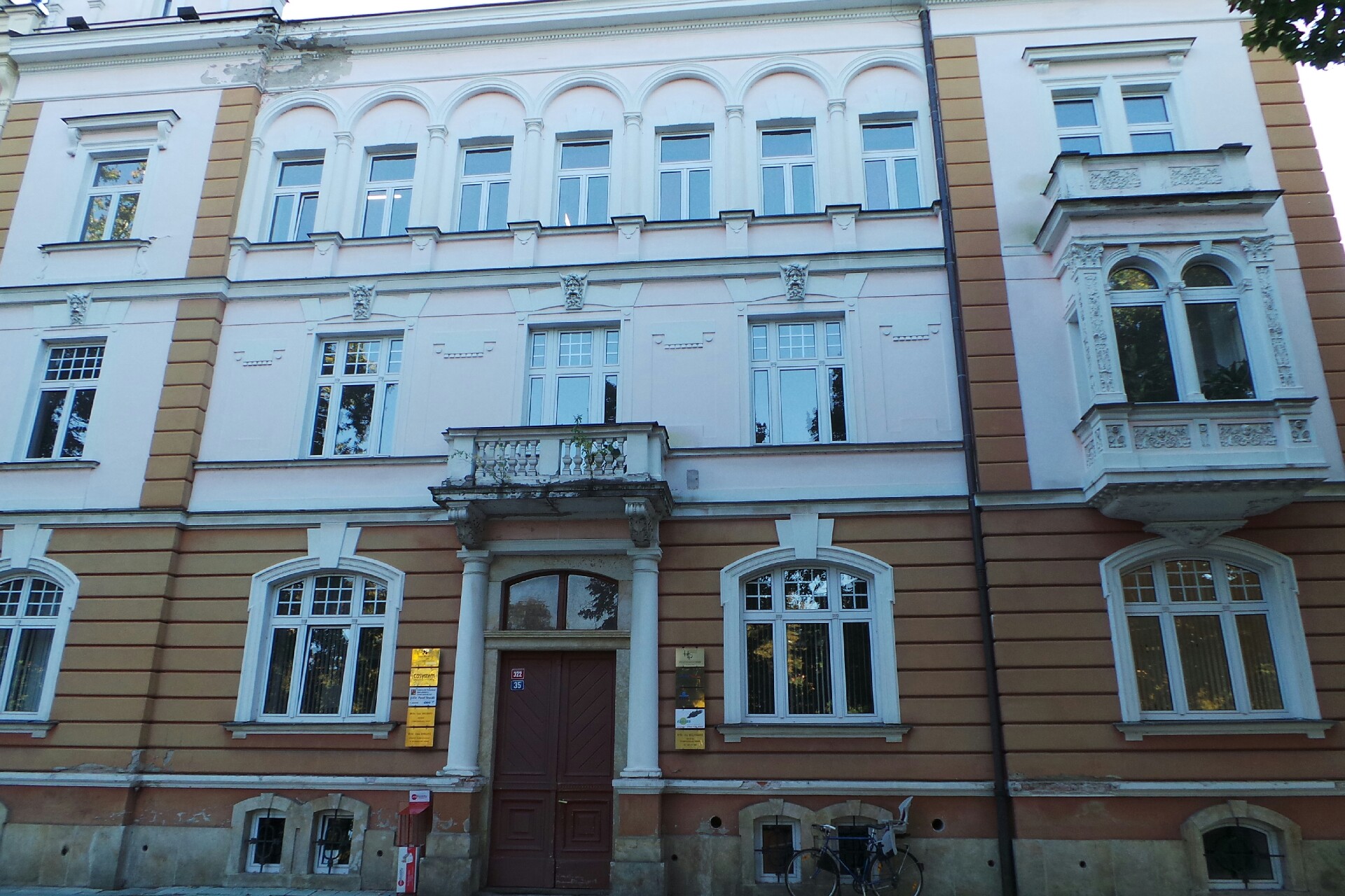 MUDr. Eva Holoubková