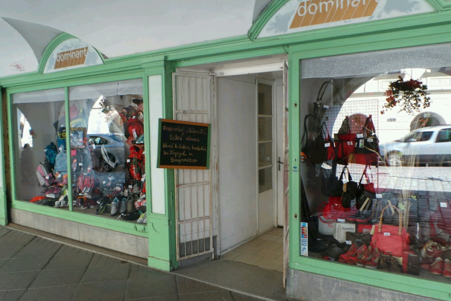 Obuv a kožená galanterie U ZEFYRA