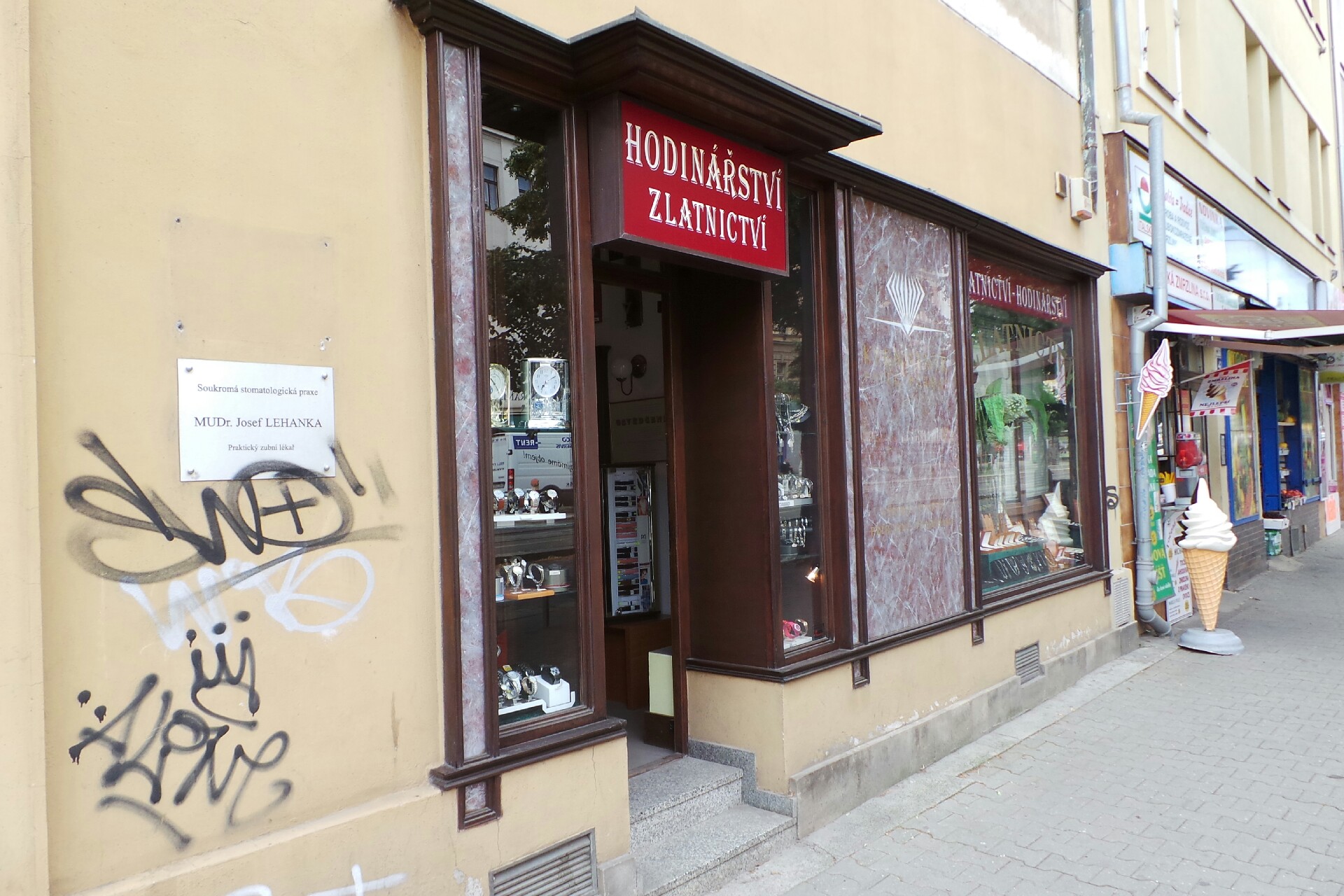 Hodinářství - Zlatnictví u tramvaje foto 1