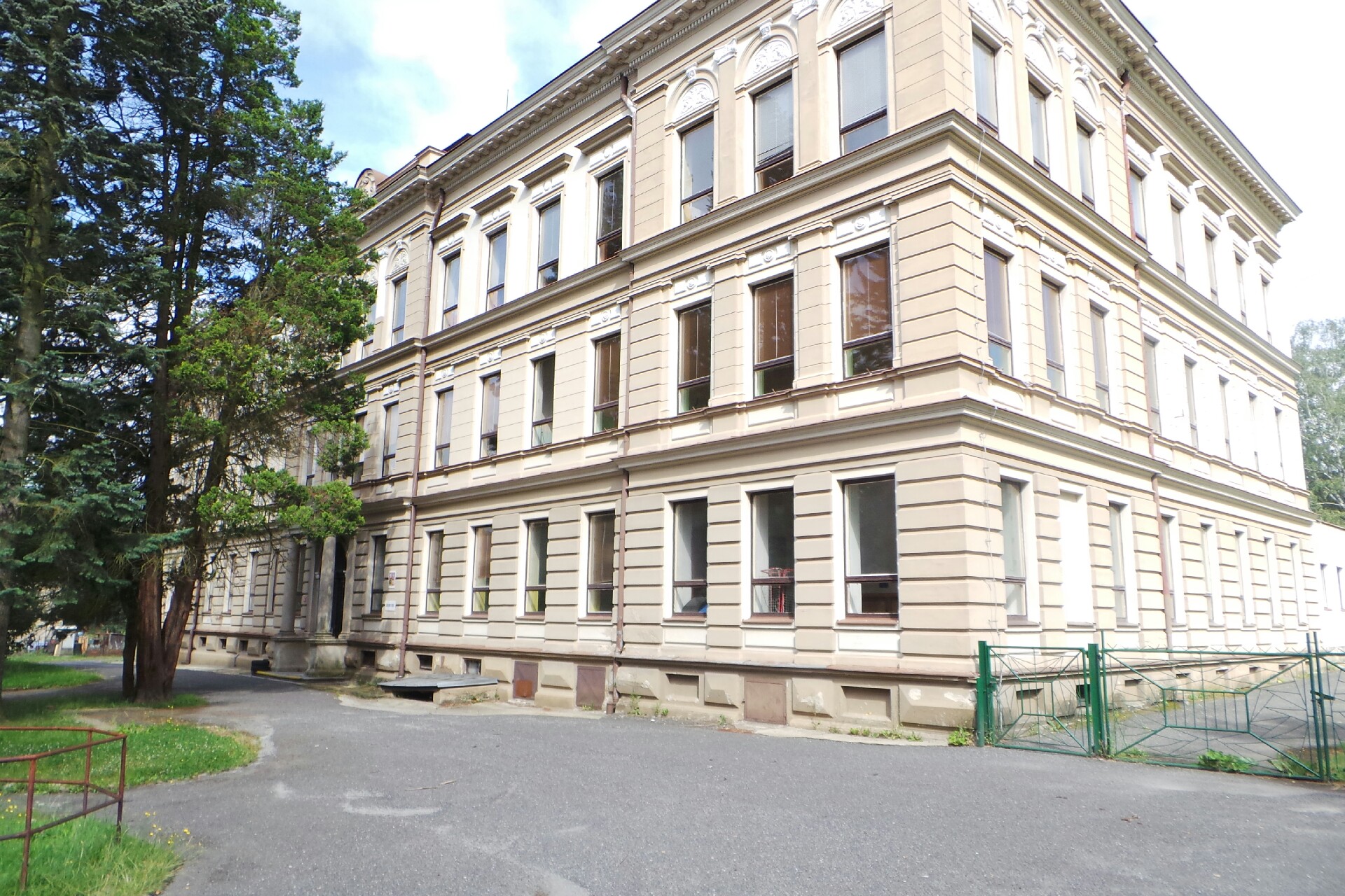 ZŠ Chrastava, Školní