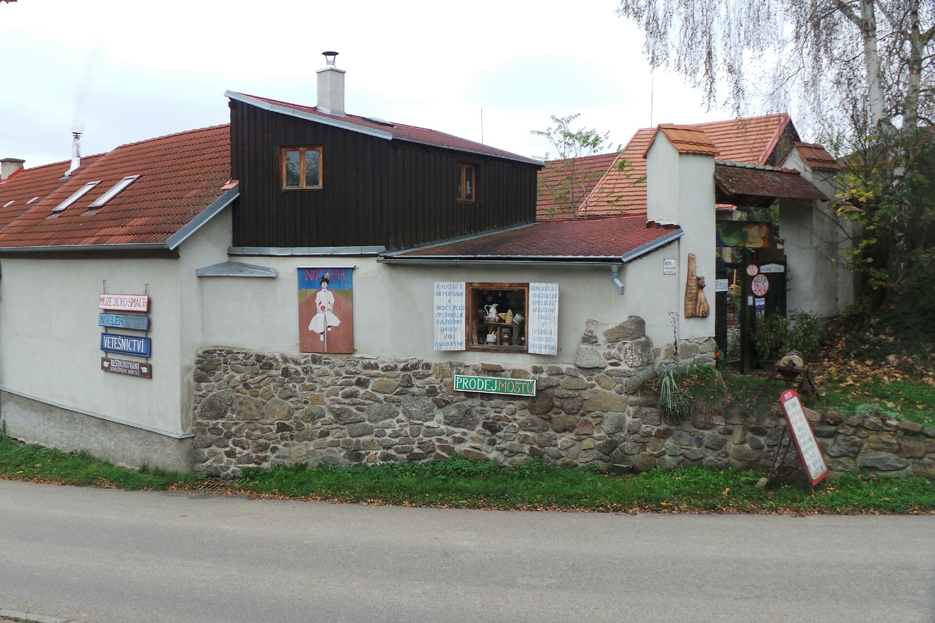 U kočky za komínem