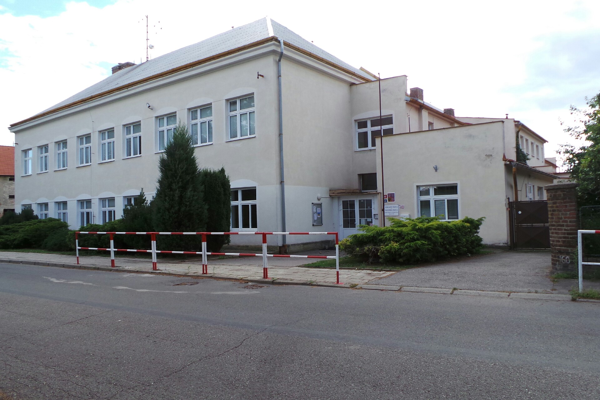 Základní škola a Mateřská škola, Hradec Králové - Svobodné Dvory, Spojovací 66