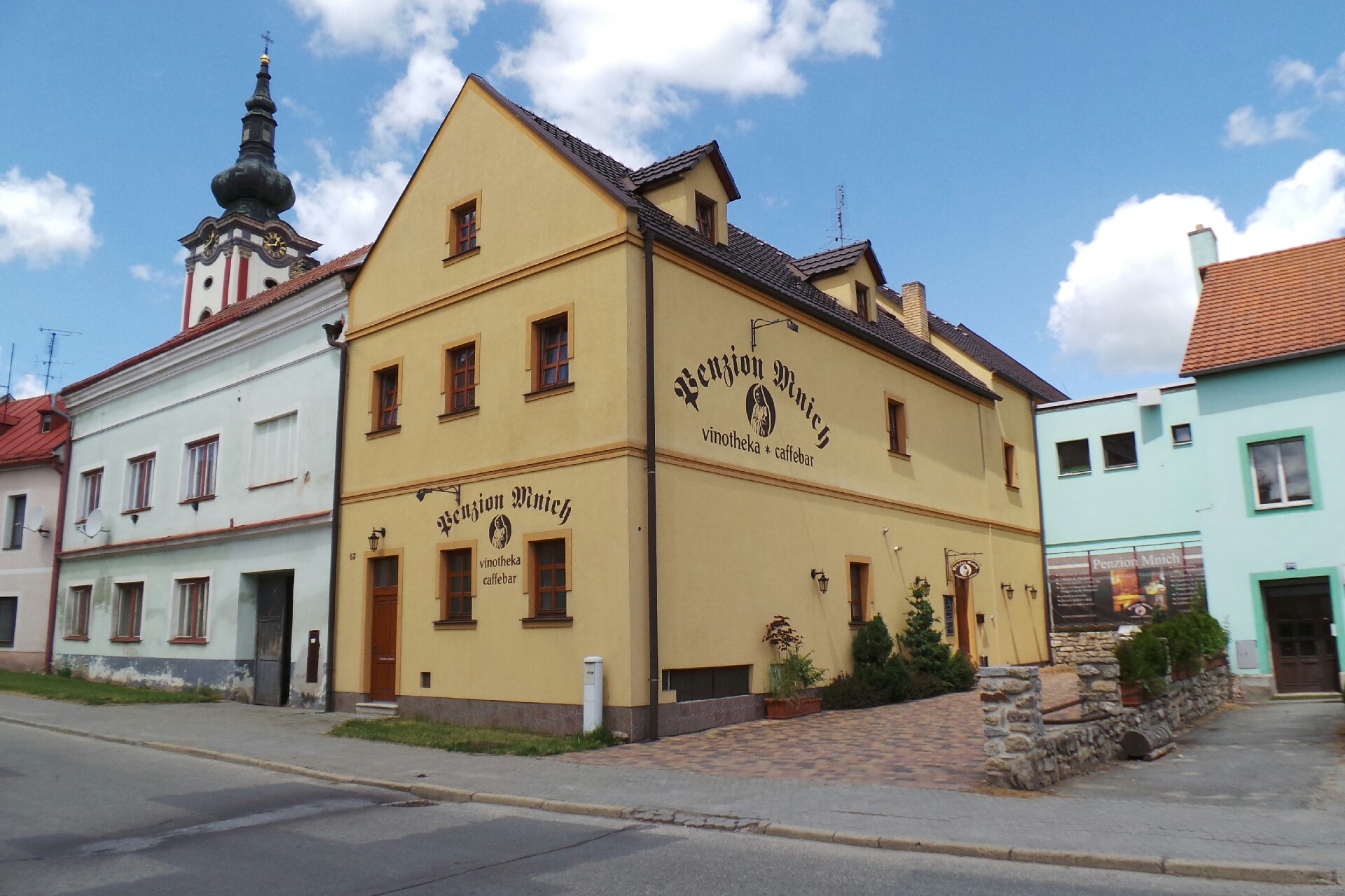 Kavárna a vinotéka Mnich