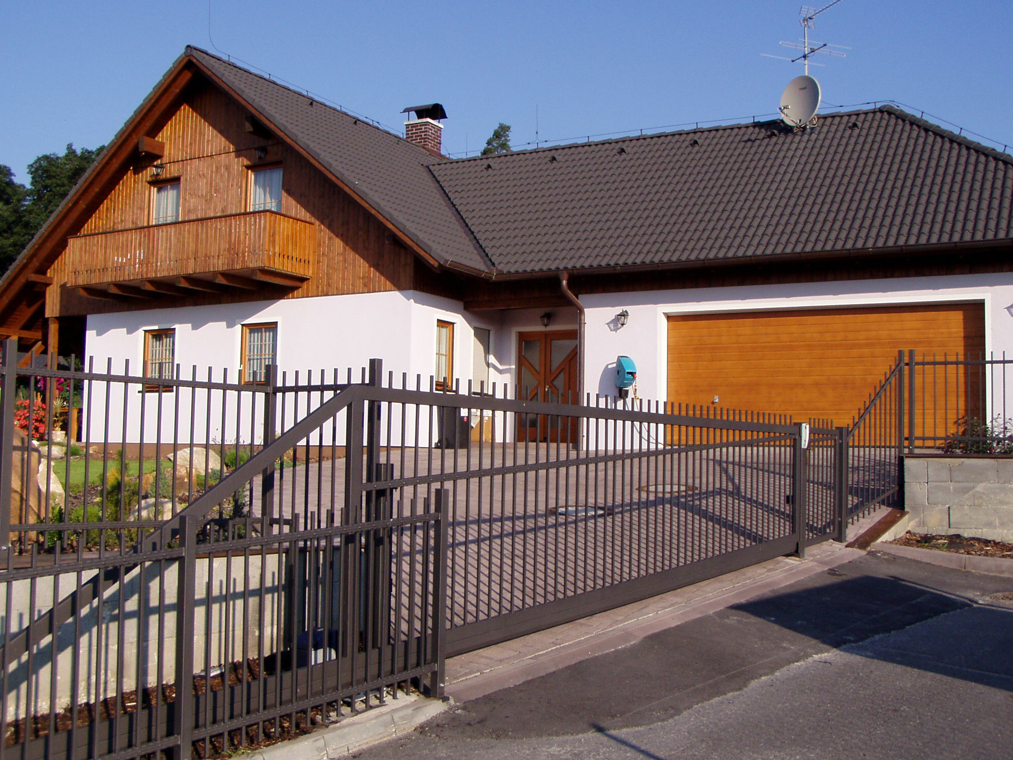 AL SYSTEMS group, s.r.o.   garážová vrata - rolety - vjezdové brány foto 2