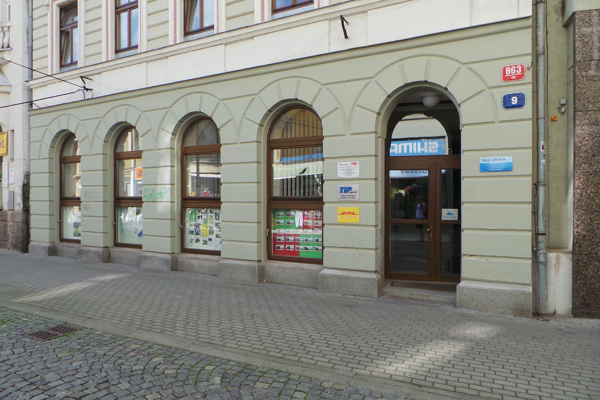 Lodička mezi Domem kultury a ČSOB