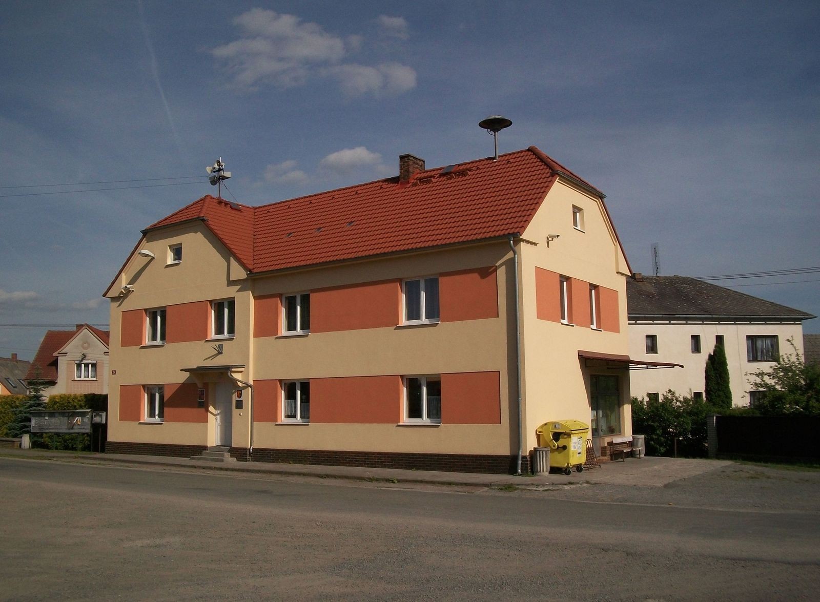 Tatiná - obecní úřad foto 1