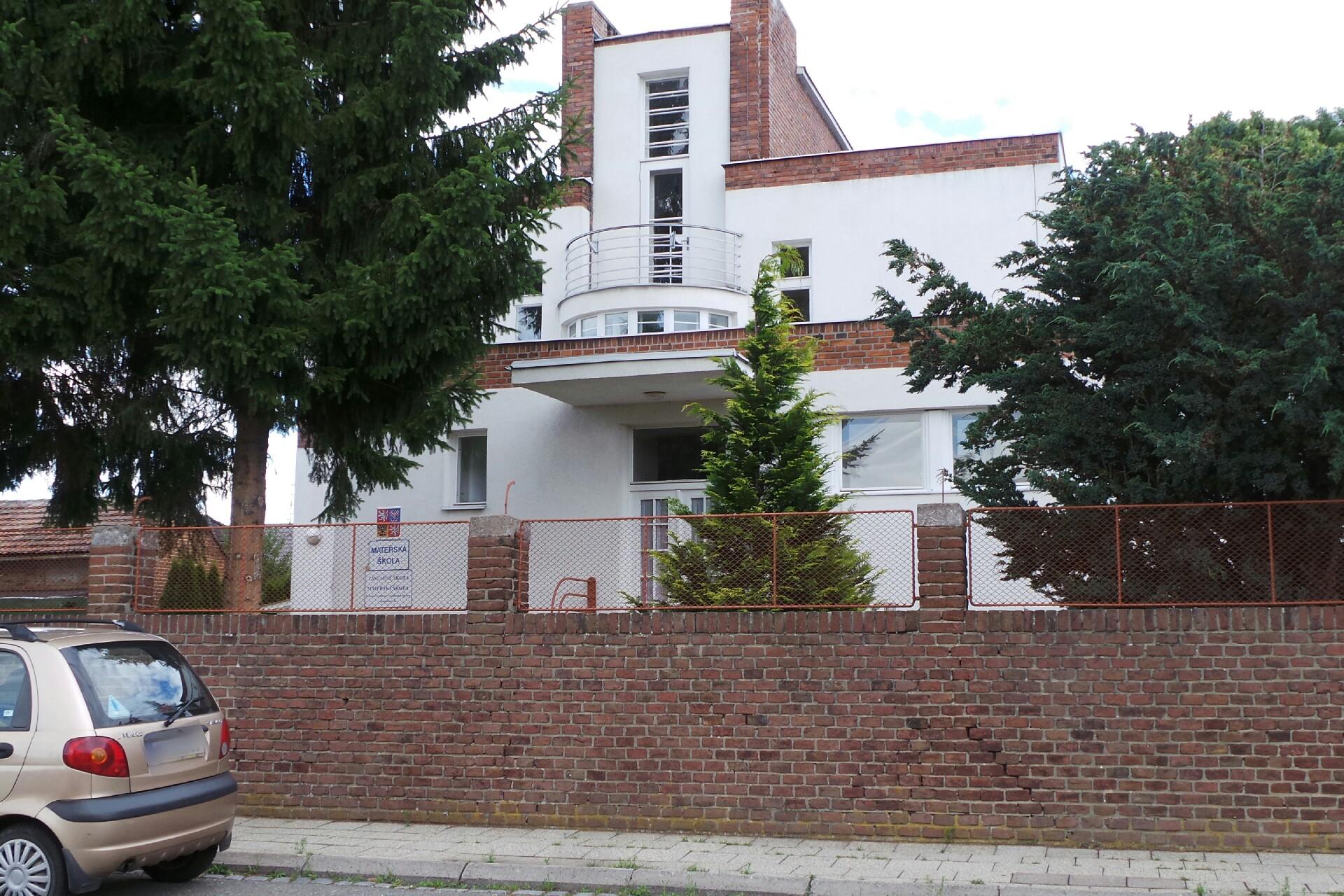 Základní škola a Mateřská škola, Hradec Králové - Svobodné Dvory, Spojovací 66