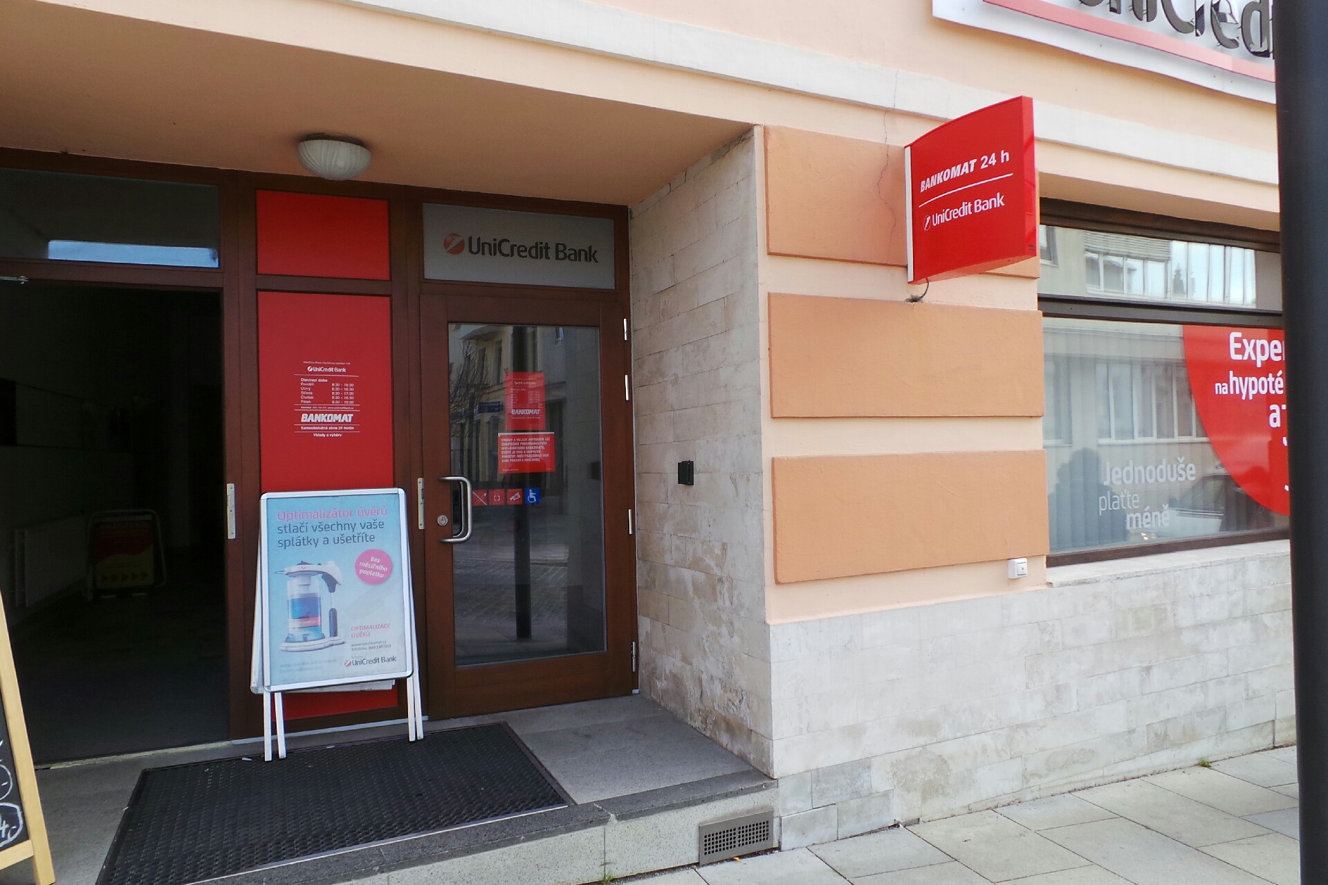 UniCredit Bank Czech Republic and Slovakia, a.s. foto 2