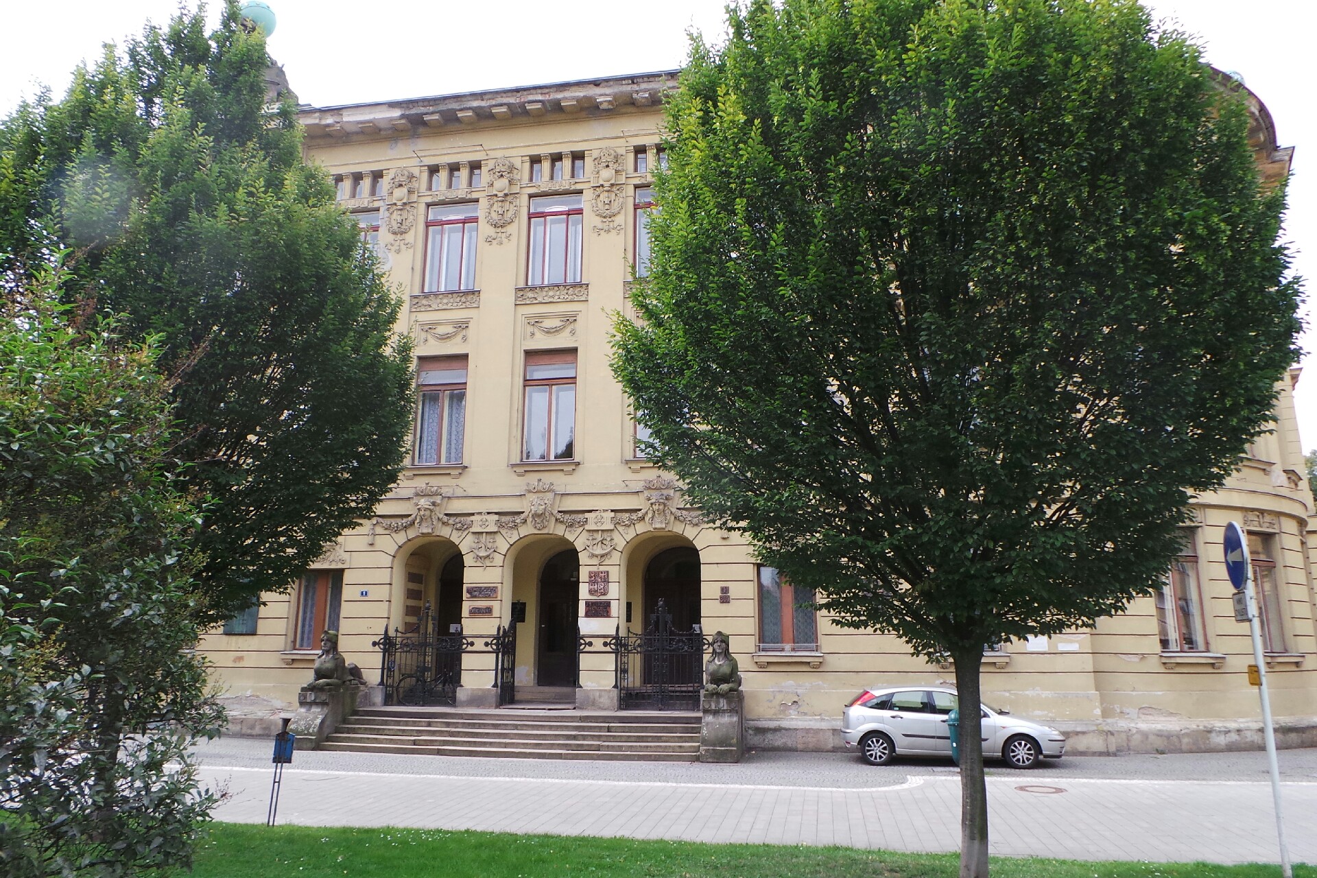 Univerzitní Knihovna Univerzity Hradec Králové foto 2