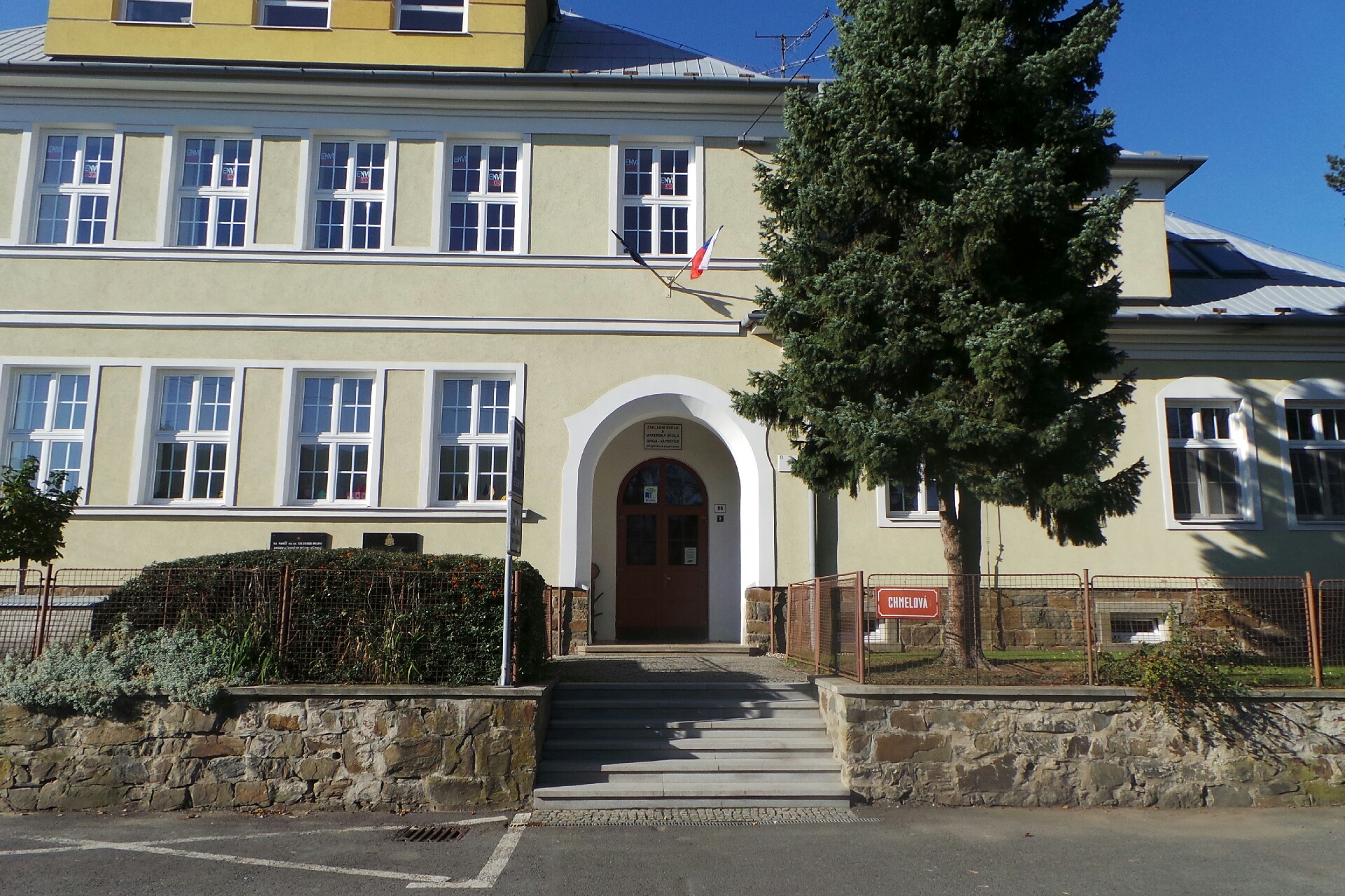 ZŠ a MŠ Opava - Vávrovice, Chmelová