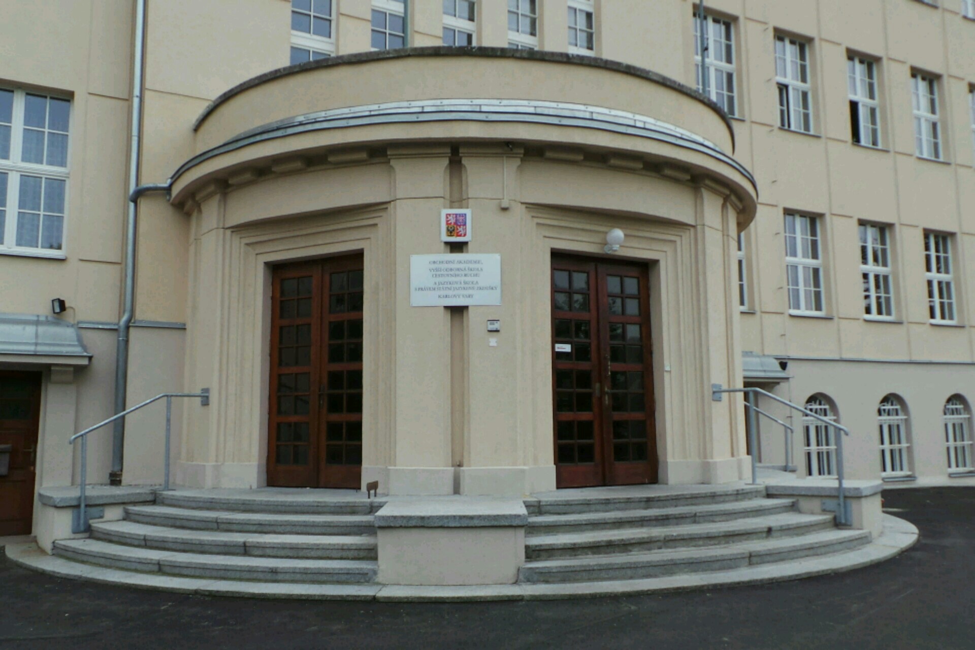 Obchodní akademie, vyšší odborná škola cestovního ruchu a jazyková škola s právem státní jazykové zkoušky Karlovy Vary - Knihovna