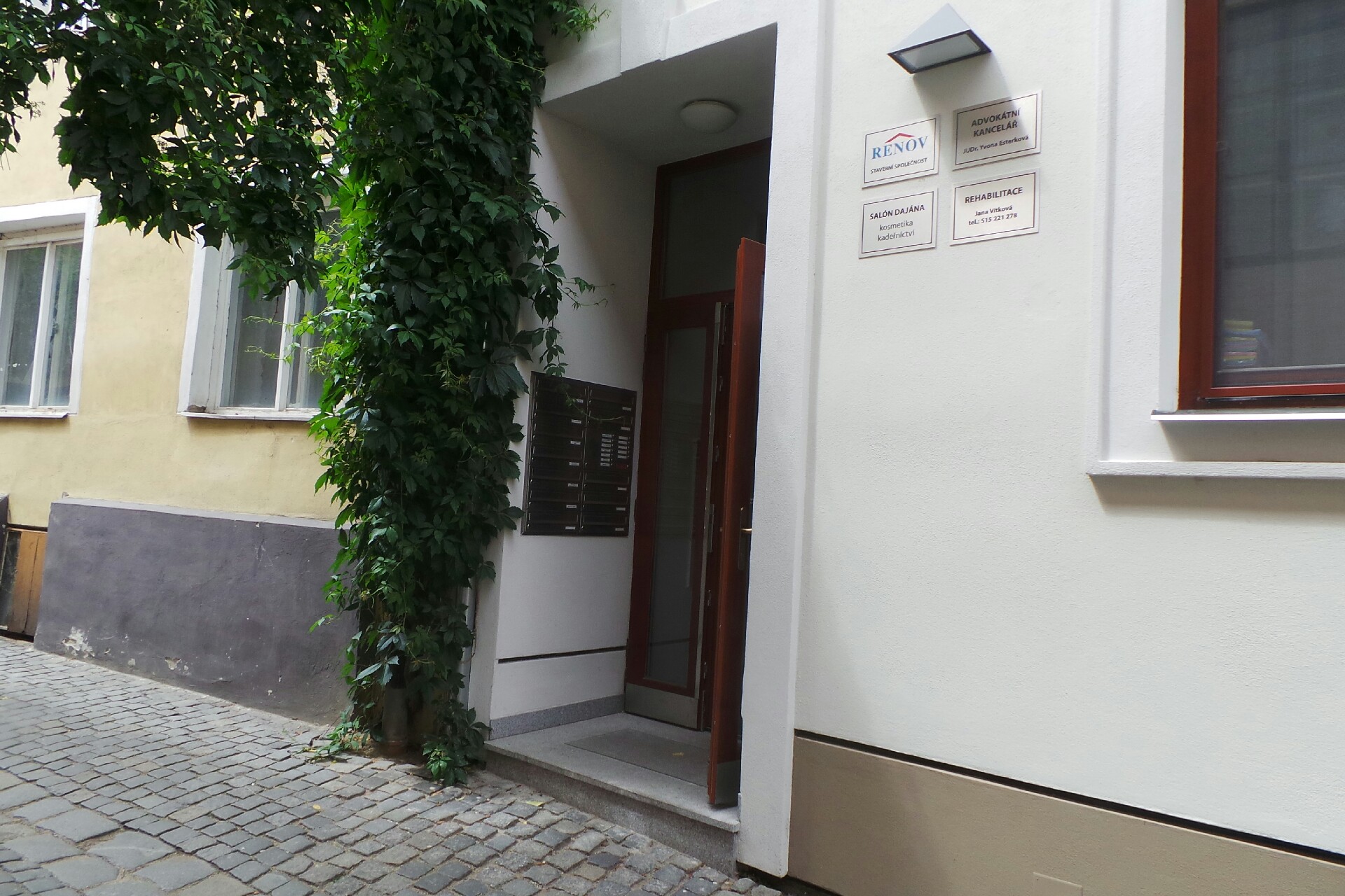 JUDr. Yvona Esterková