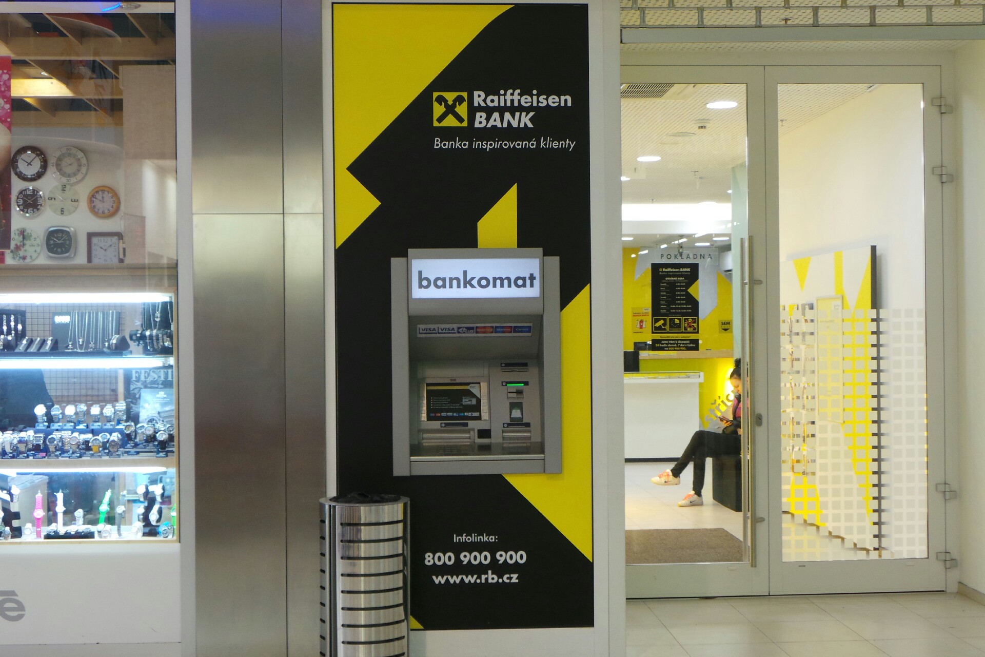 Raiffeisenbank - bankomat