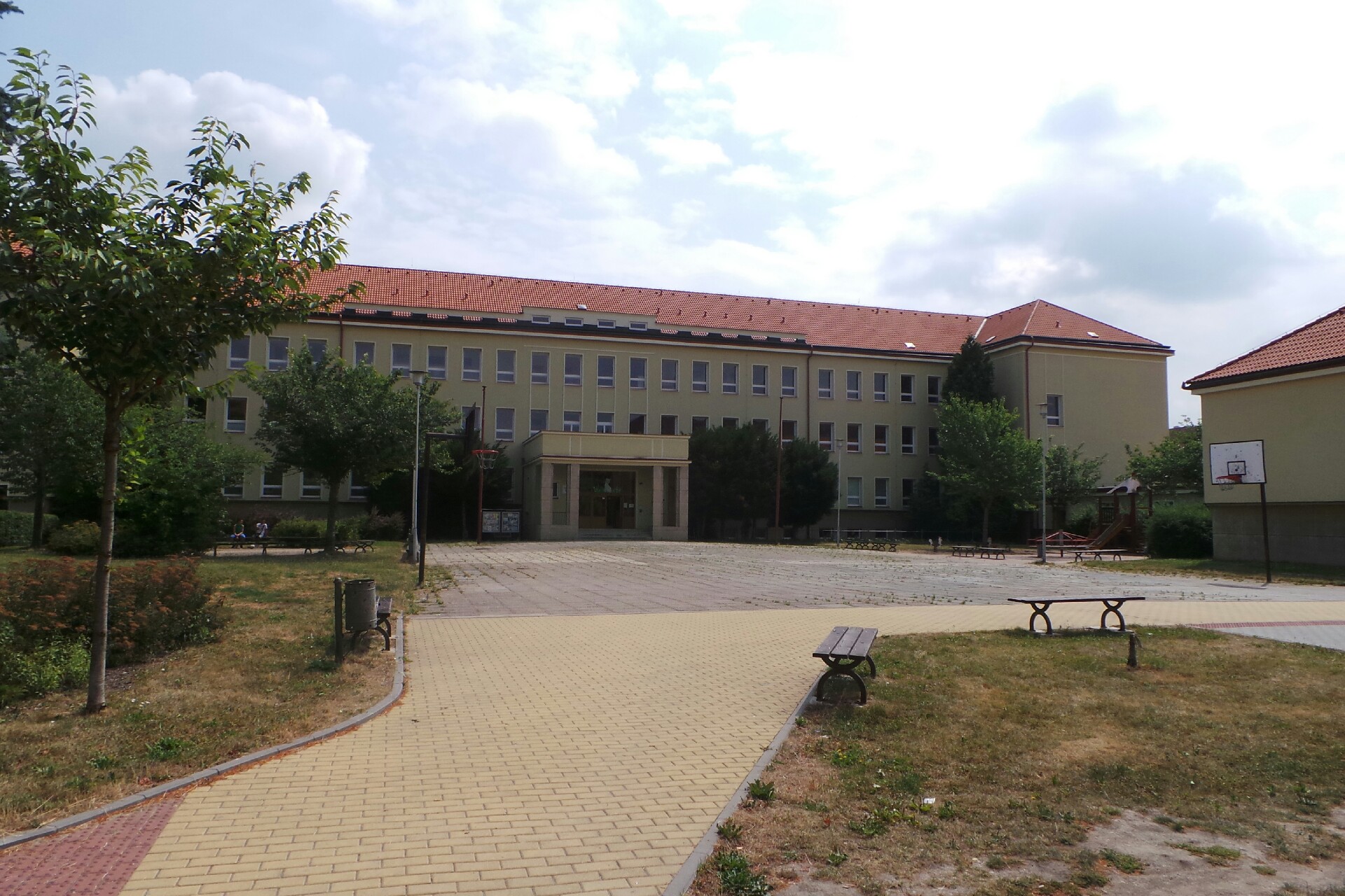 ZŠ Pardubice, Benešovo náměstí