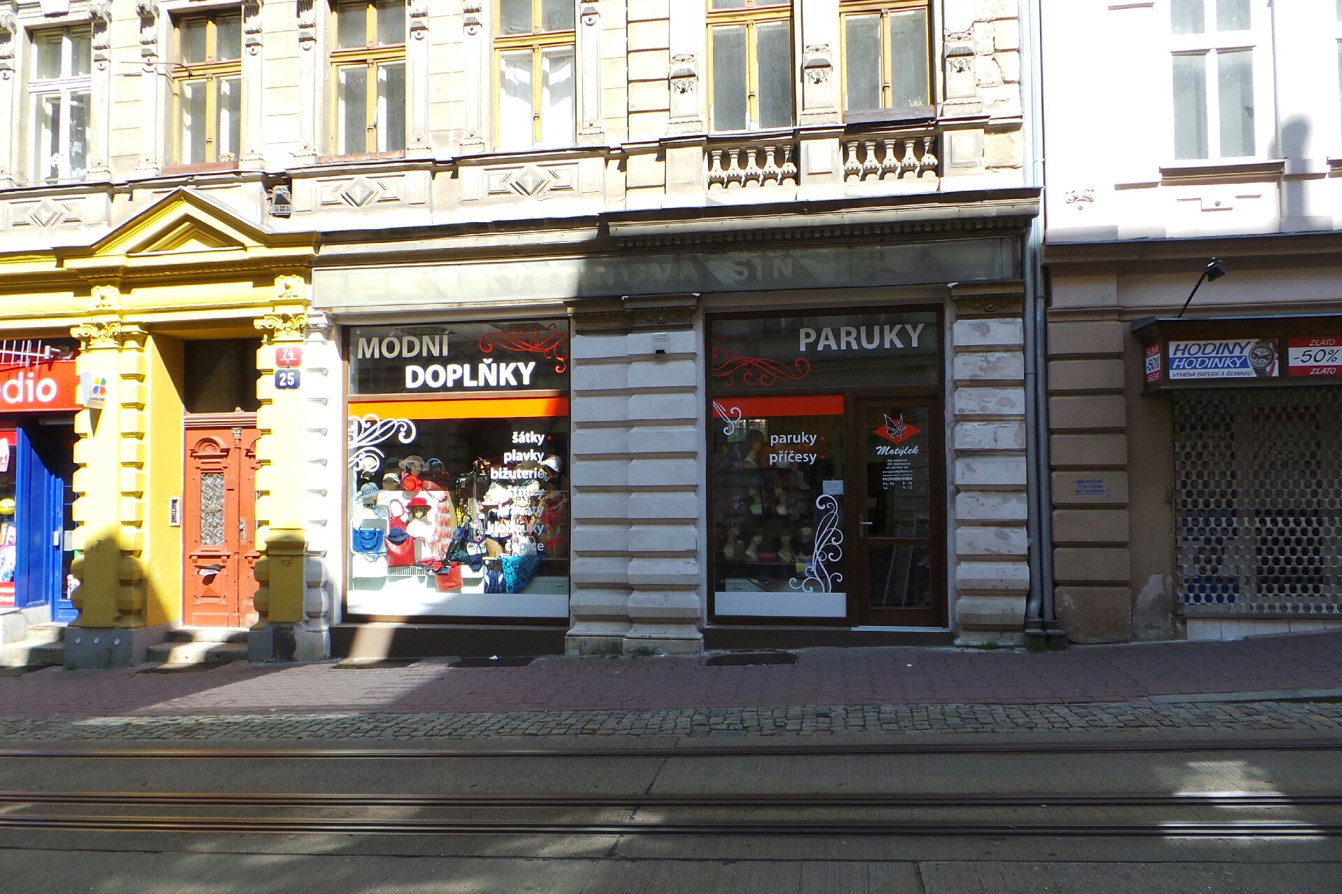 Motýlek - Paruky a módní doplňky foto 2