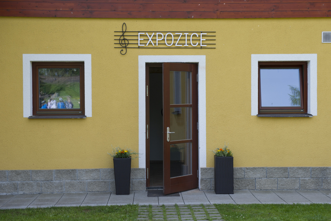 Expozice hudebních nástrojů foto 3