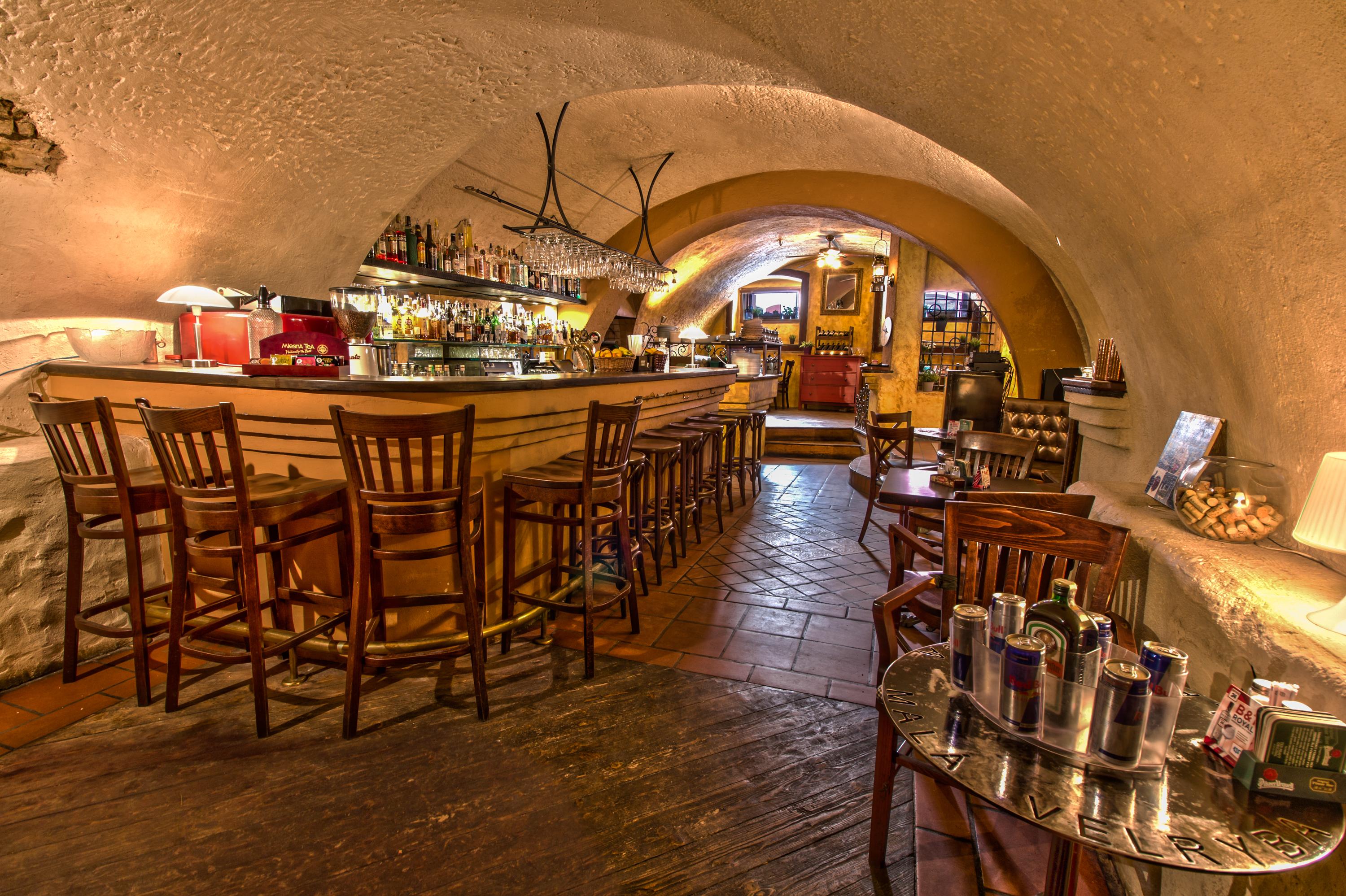 Nicolas Bar & Restaurant