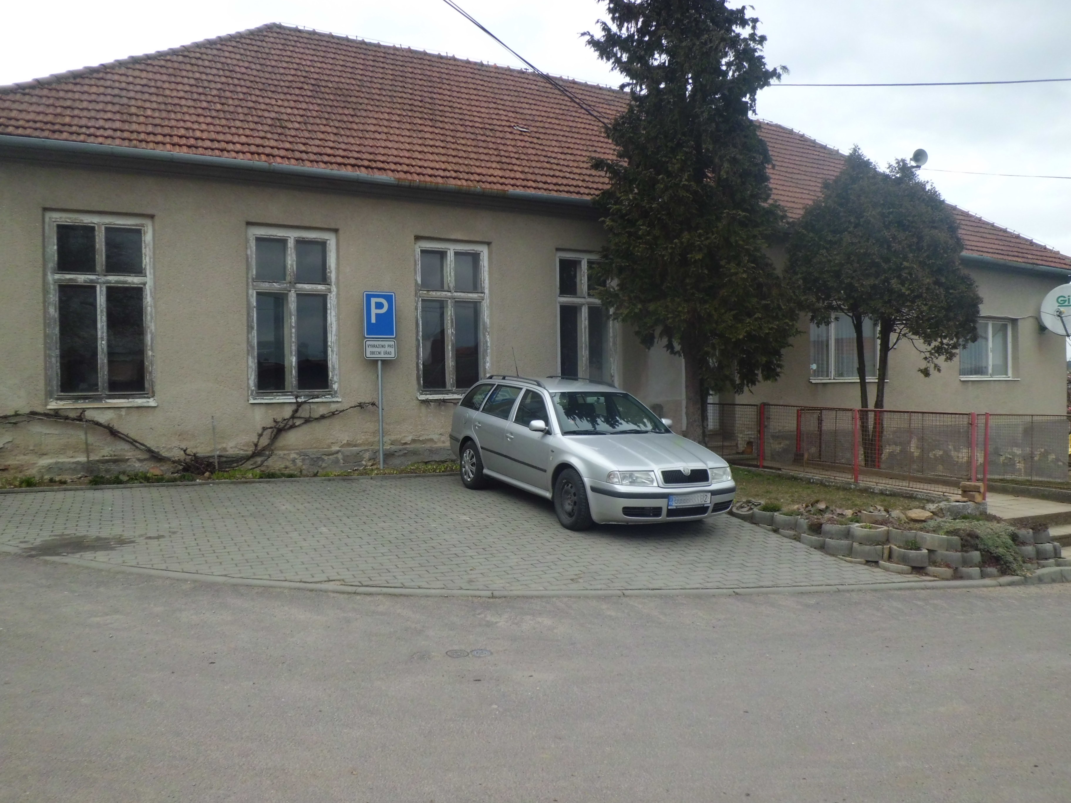 Kladeruby nad Oslavou - obecní úřad foto 2