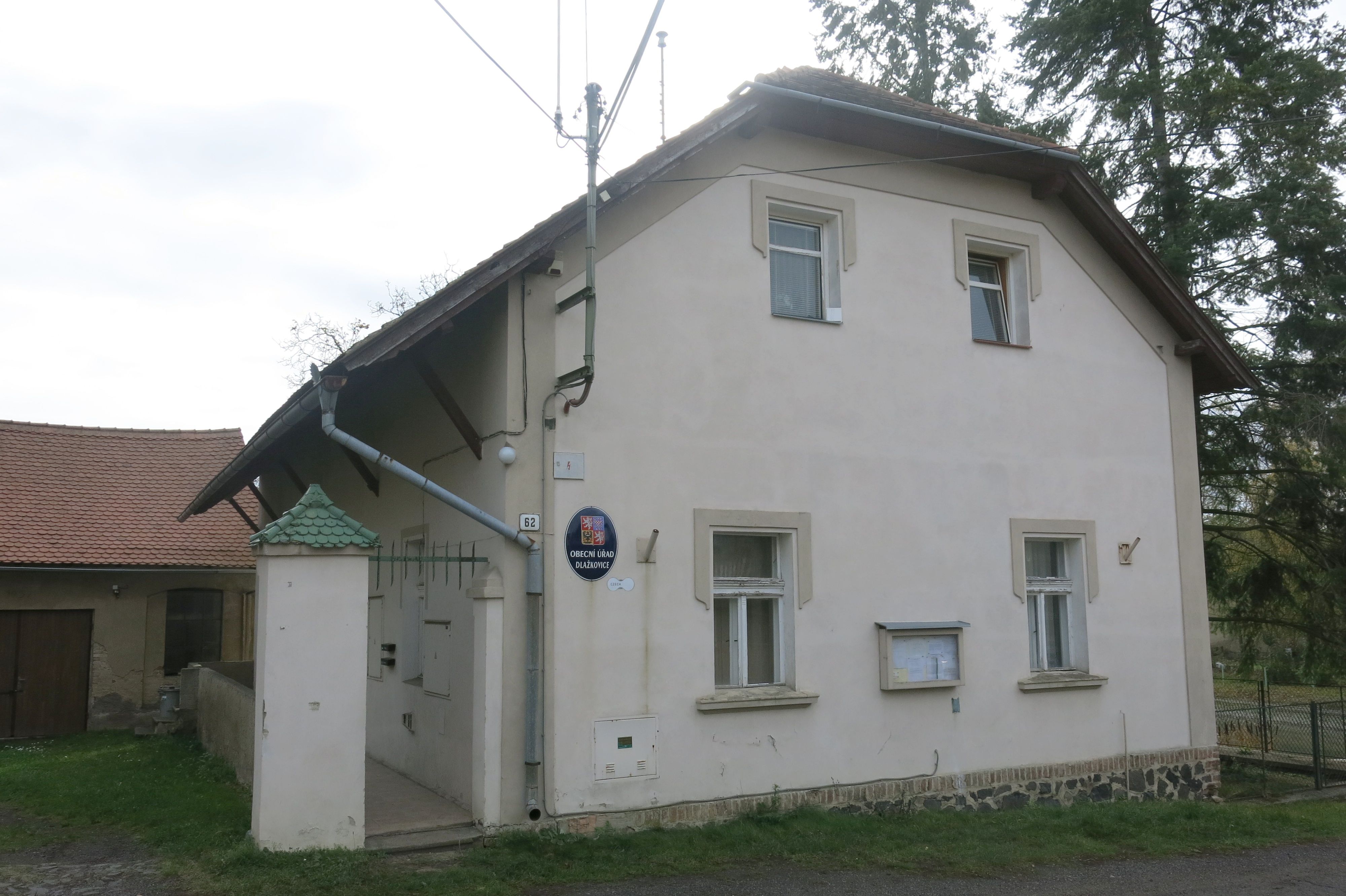 Dlažkovice - obecní úřad foto 2