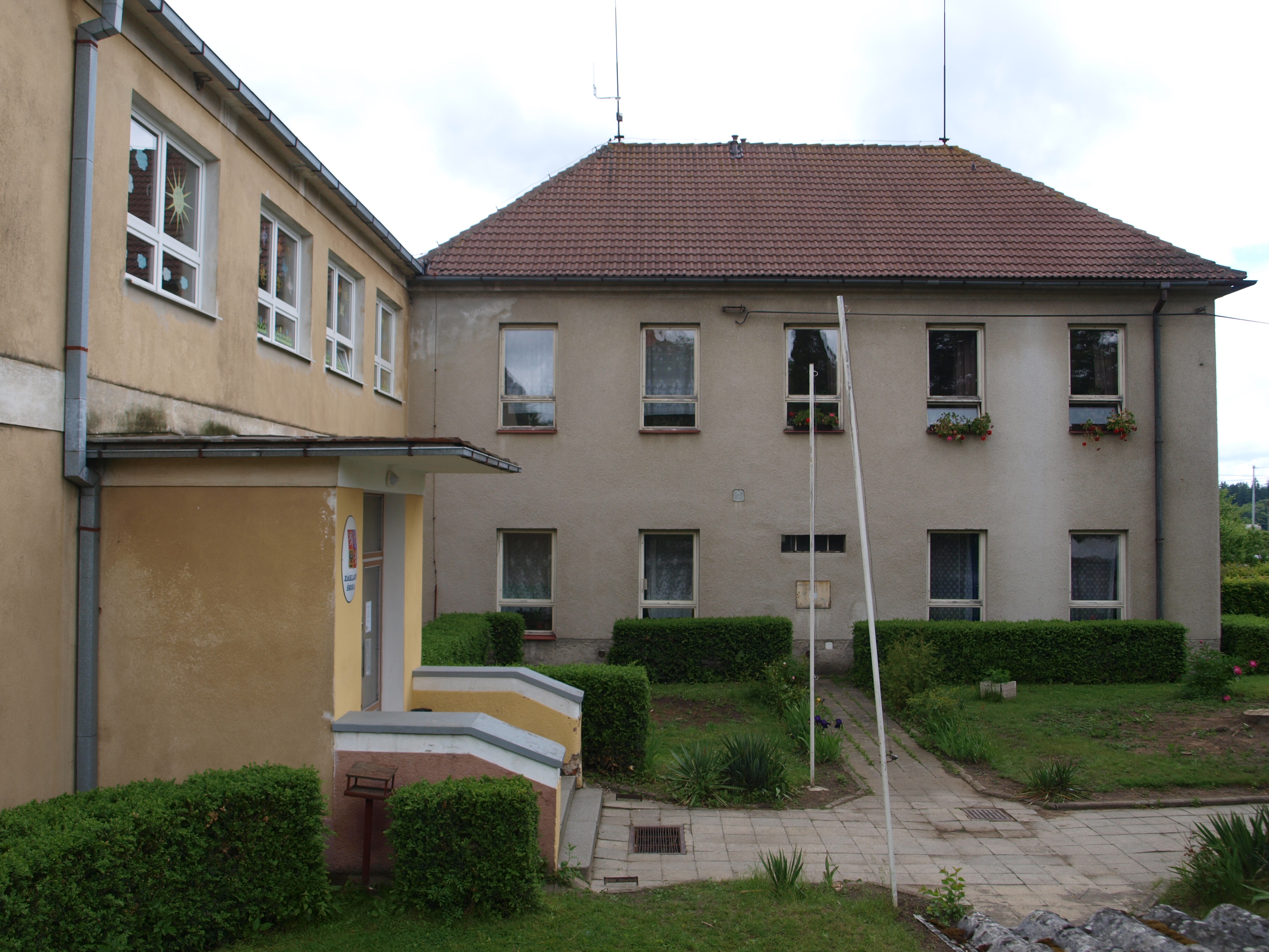 Základní škola a Mateřská škola Klučenice foto 2